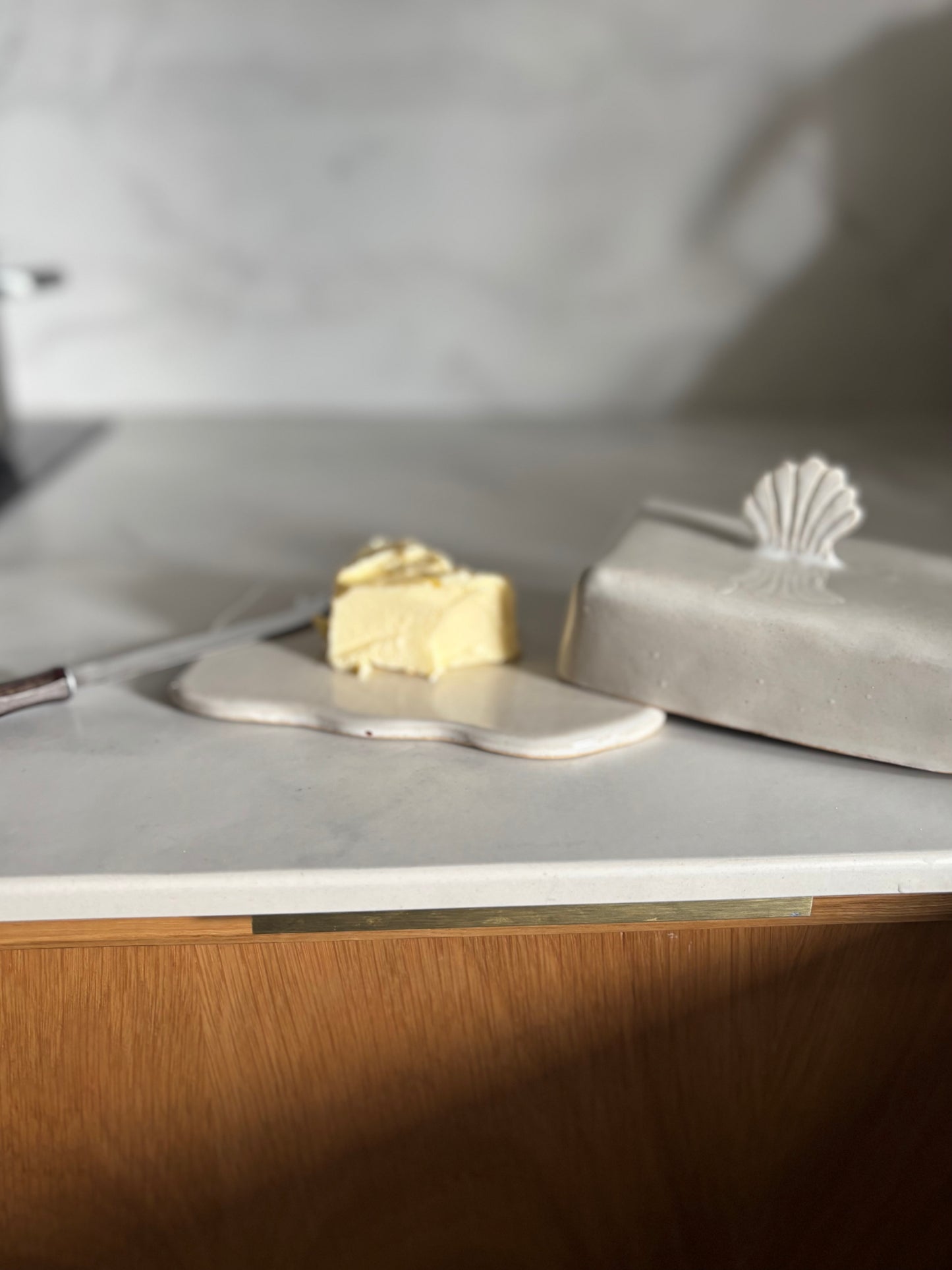 Ceramiczna Maselnica z uchwytem Muszlą Pearl White