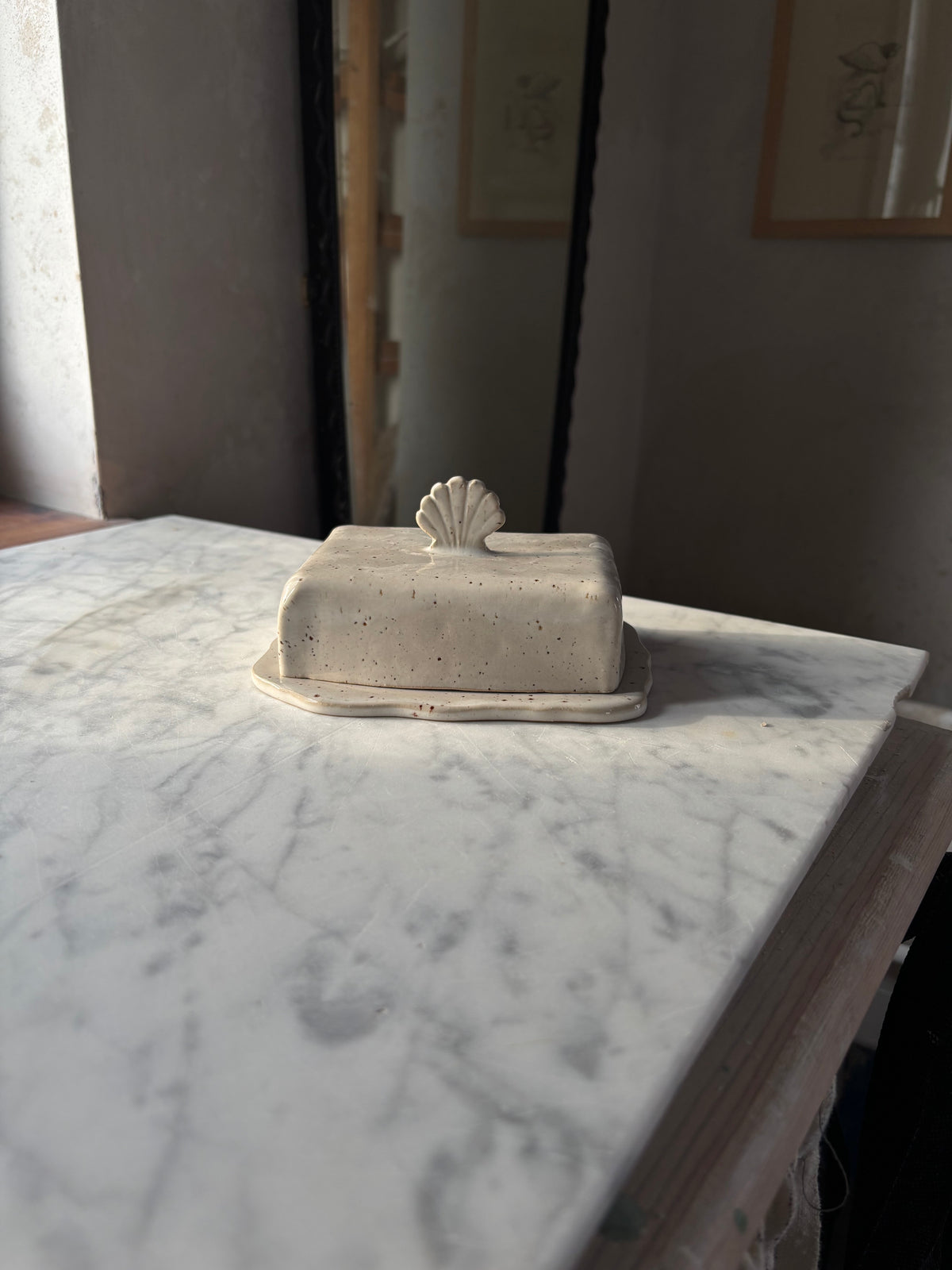Ceramiczna Maselnica z uchwytem Muszlą Freckled Pearl White