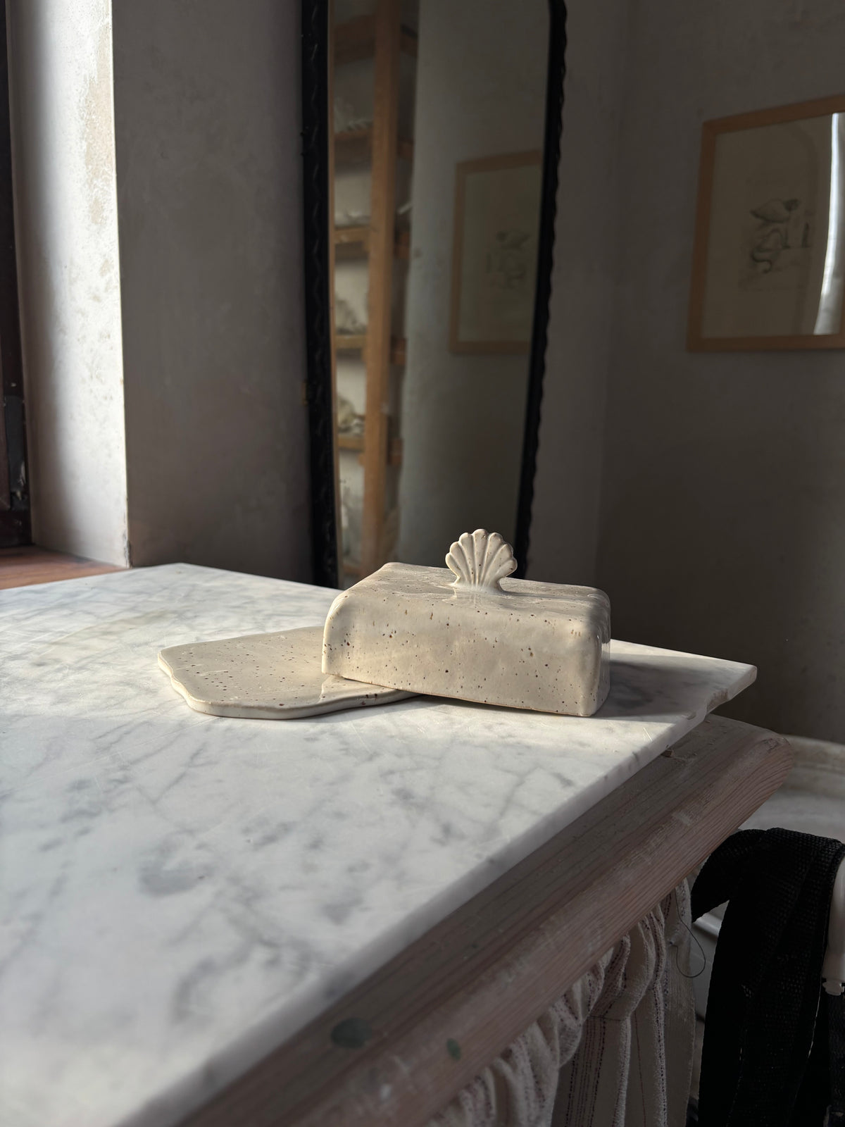 Ceramiczna Maselnica z uchwytem Muszlą Freckled Pearl White
