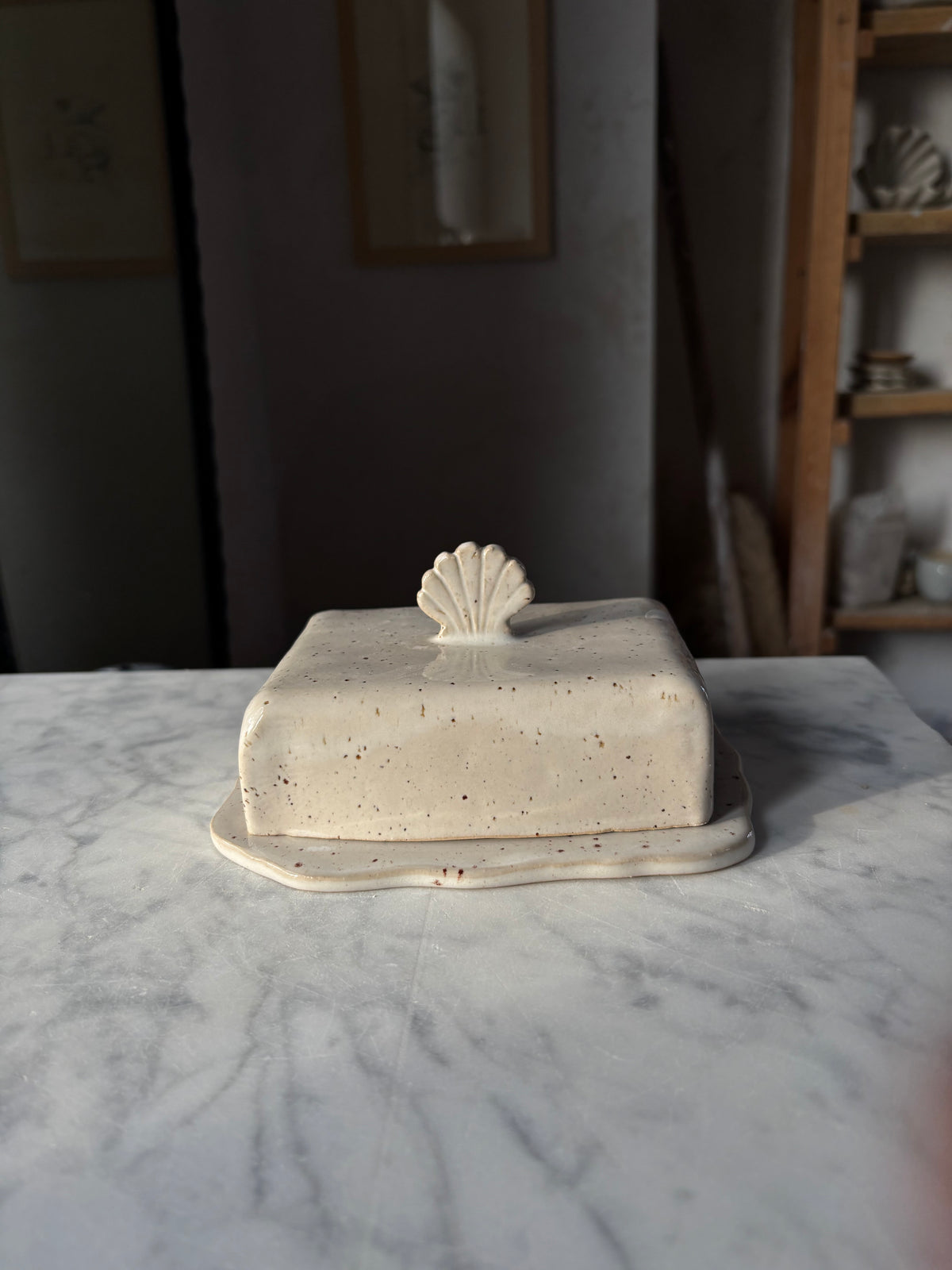 Ceramiczna Maselnica z uchwytem Muszlą Freckled Pearl White