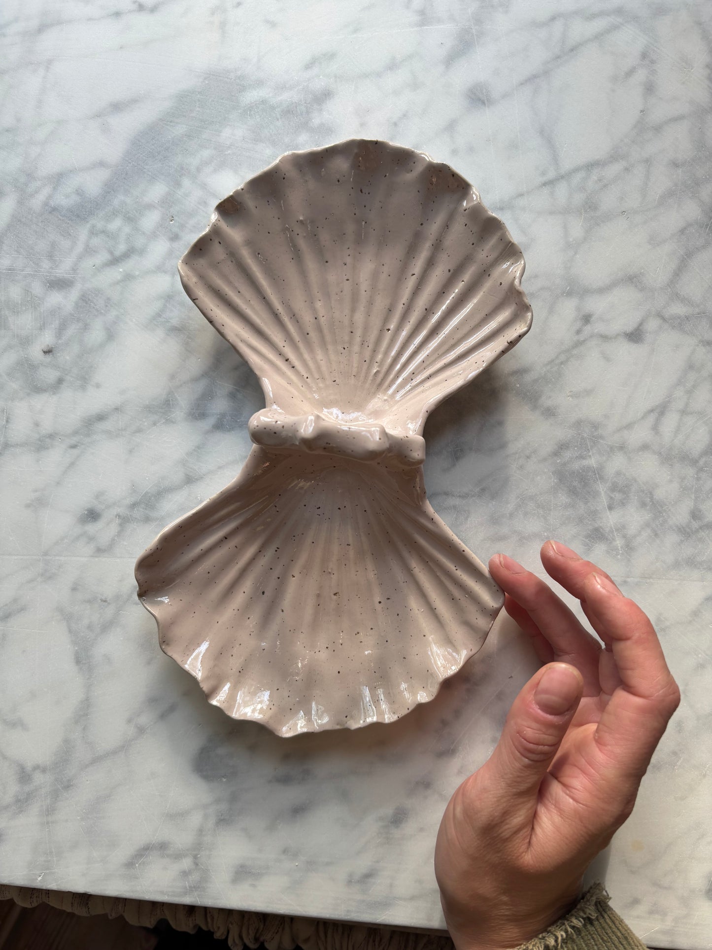 Ceramiczny Talerzyk Podwójna Muszla na Przekąski Freckled Lilac