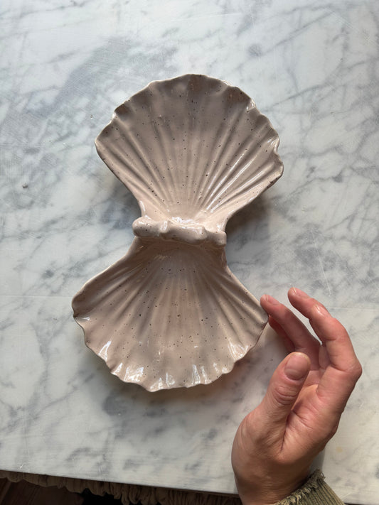 Ceramiczny Talerzyk Podwójna Muszla na Przekąski Freckled Lilac
