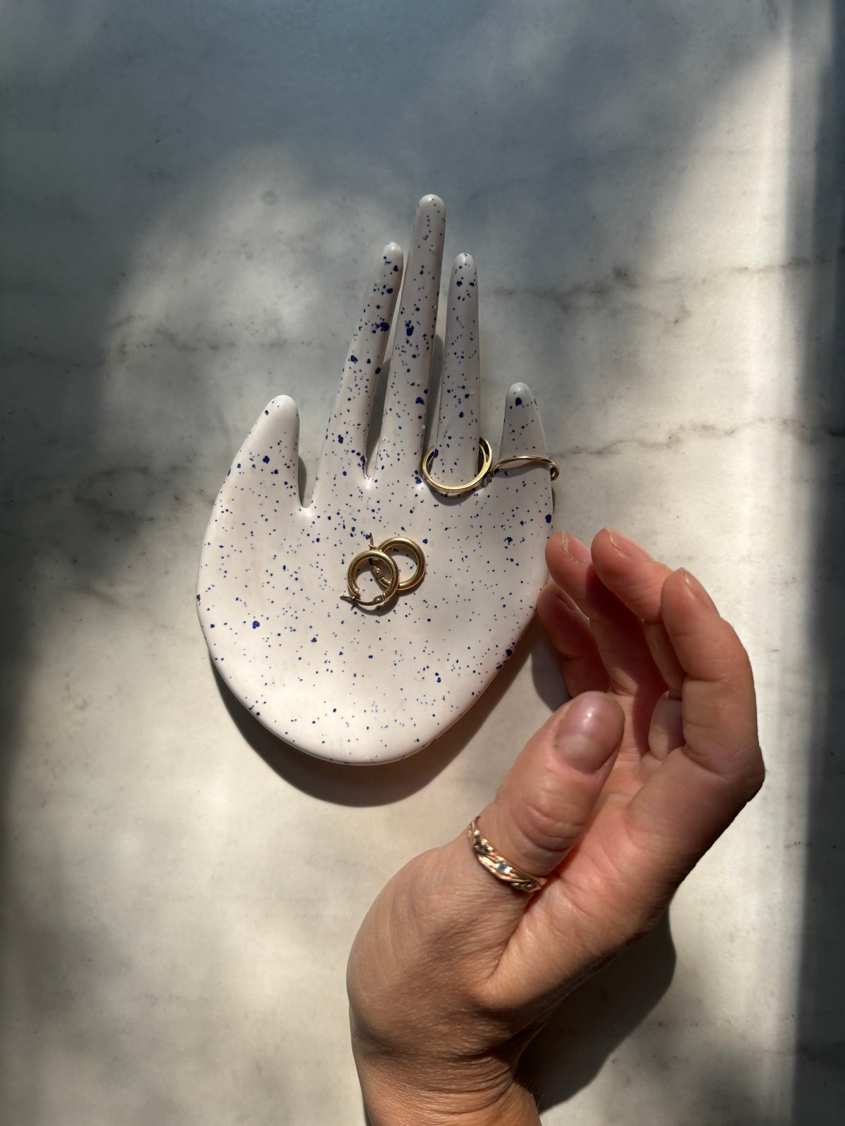 Ceramiczna Dłoń na Biżuterię 17/26 Blue Dots