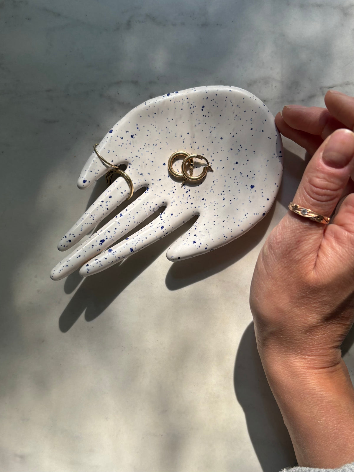 Ceramiczna Dłoń na Biżuterię 17/26 Blue Dots