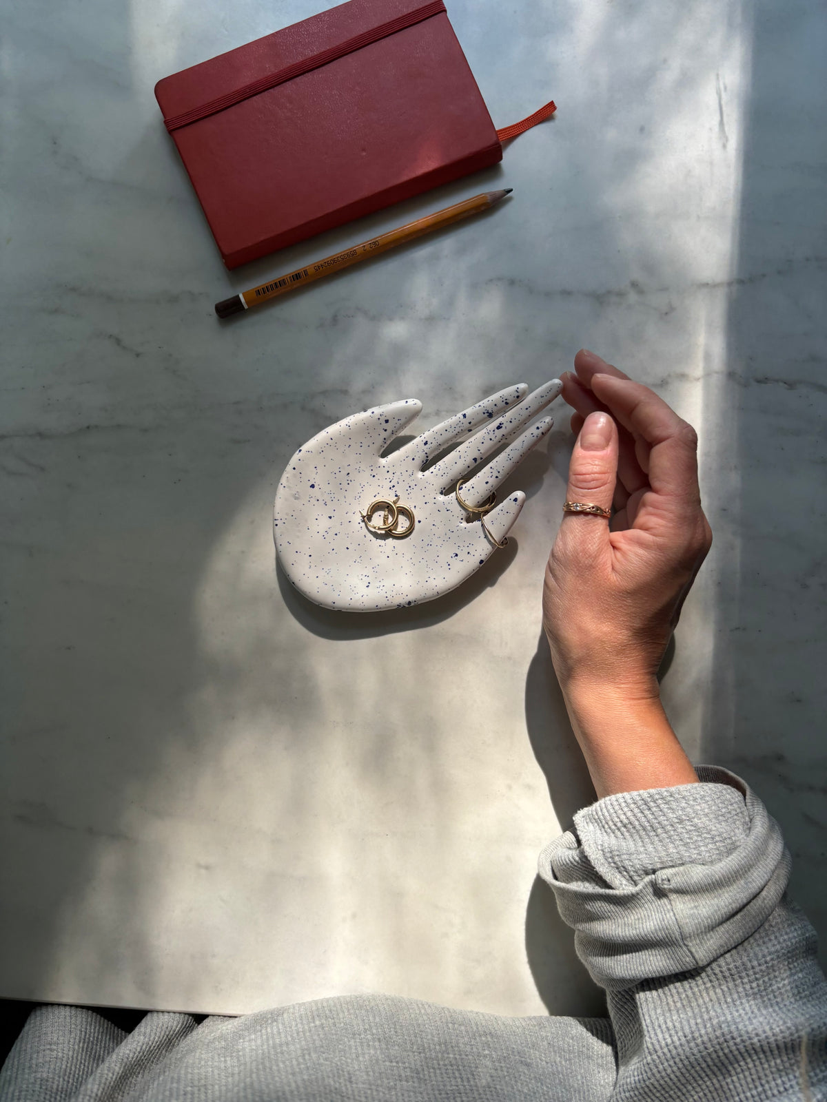 Ceramiczna Dłoń na Biżuterię 17/26 Blue Dots