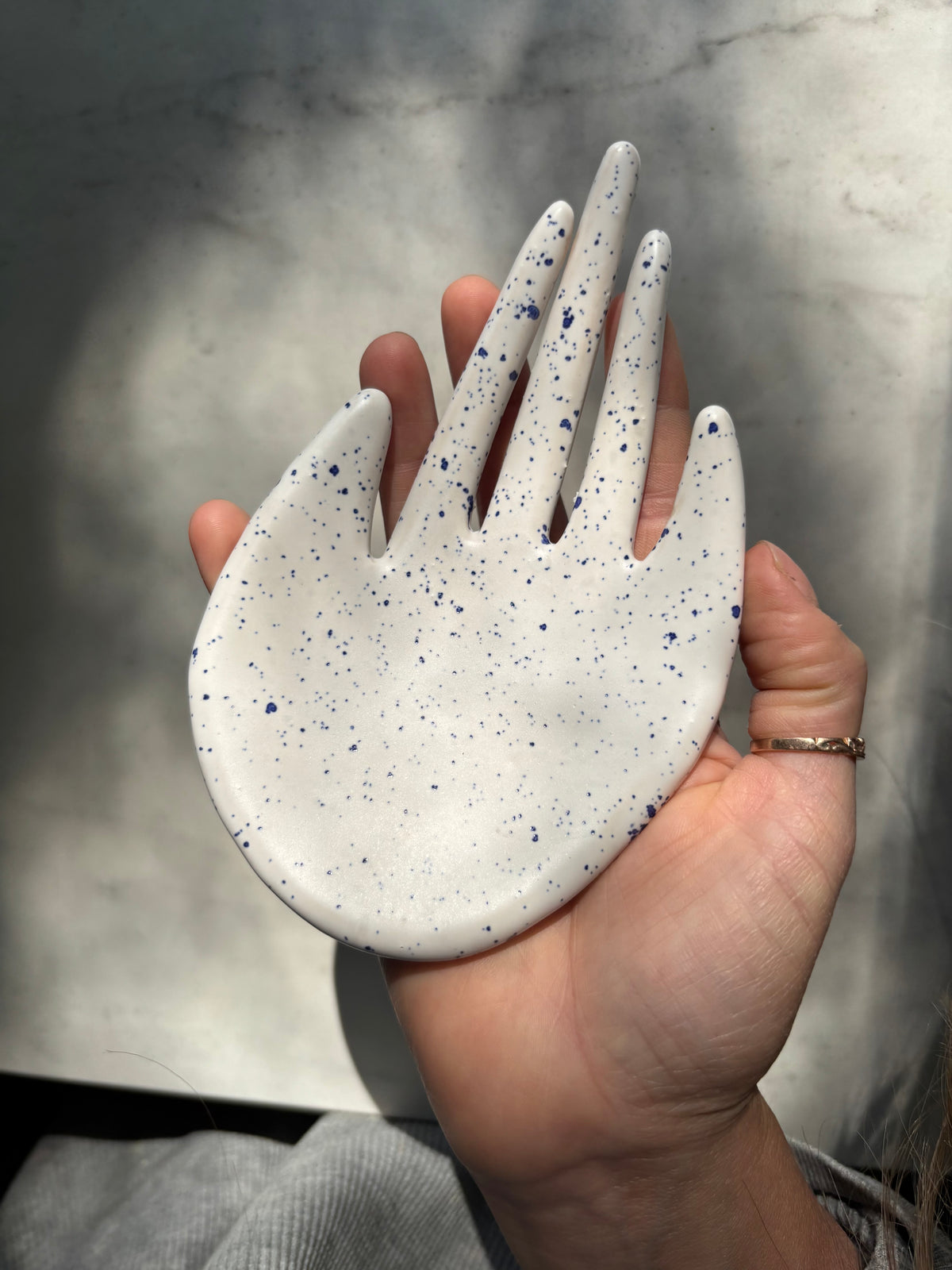 Ceramiczna Dłoń na Biżuterię 17/26 Blue Dots