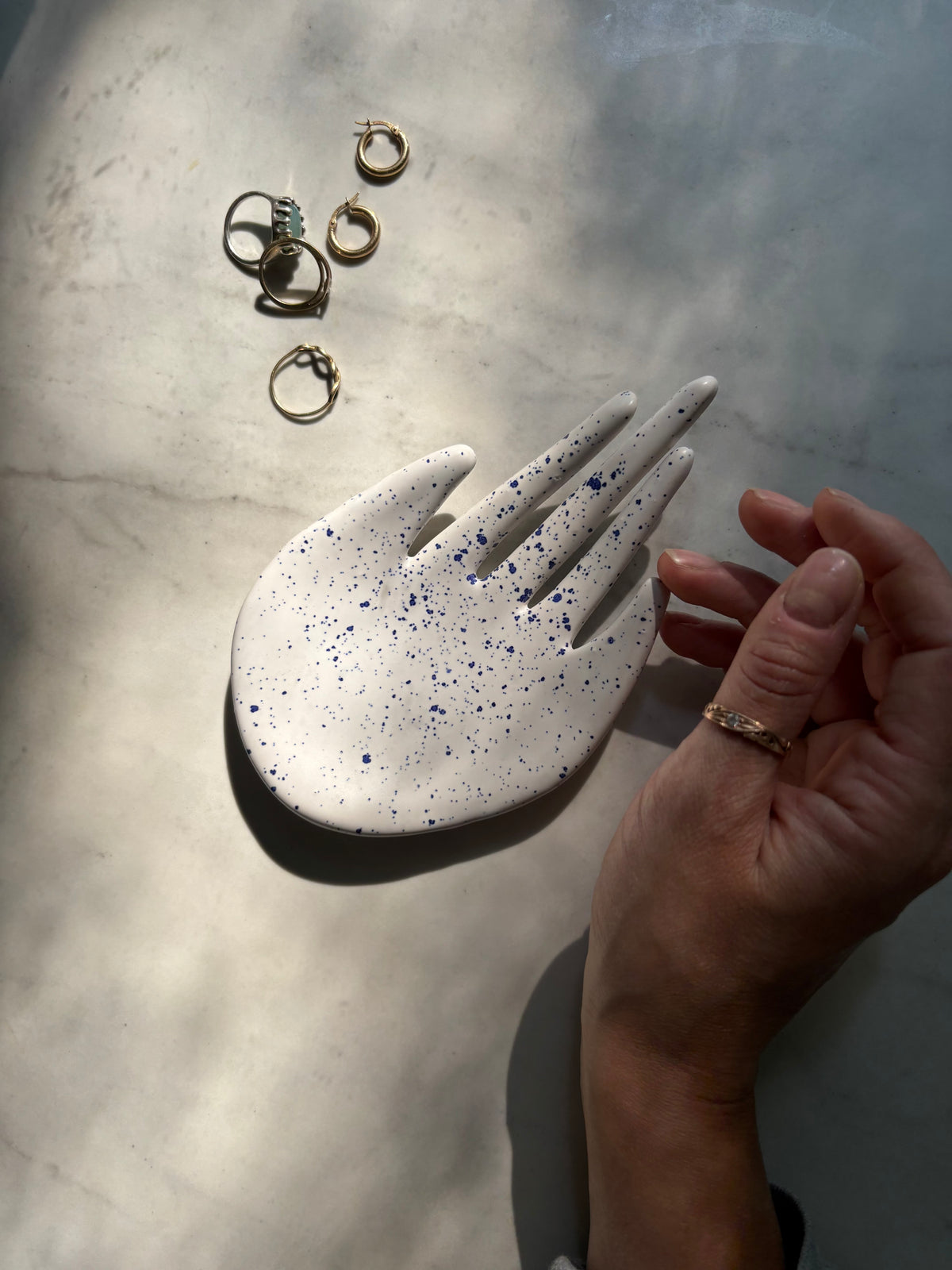 Ceramiczna Dłoń na Biżuterię 2/26 Blue Dots