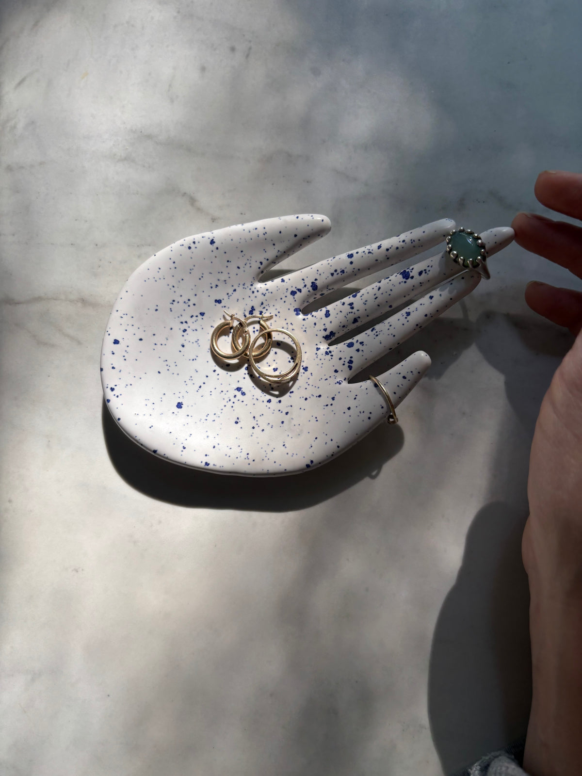 Ceramiczna Dłoń na Biżuterię 2/26 Blue Dots