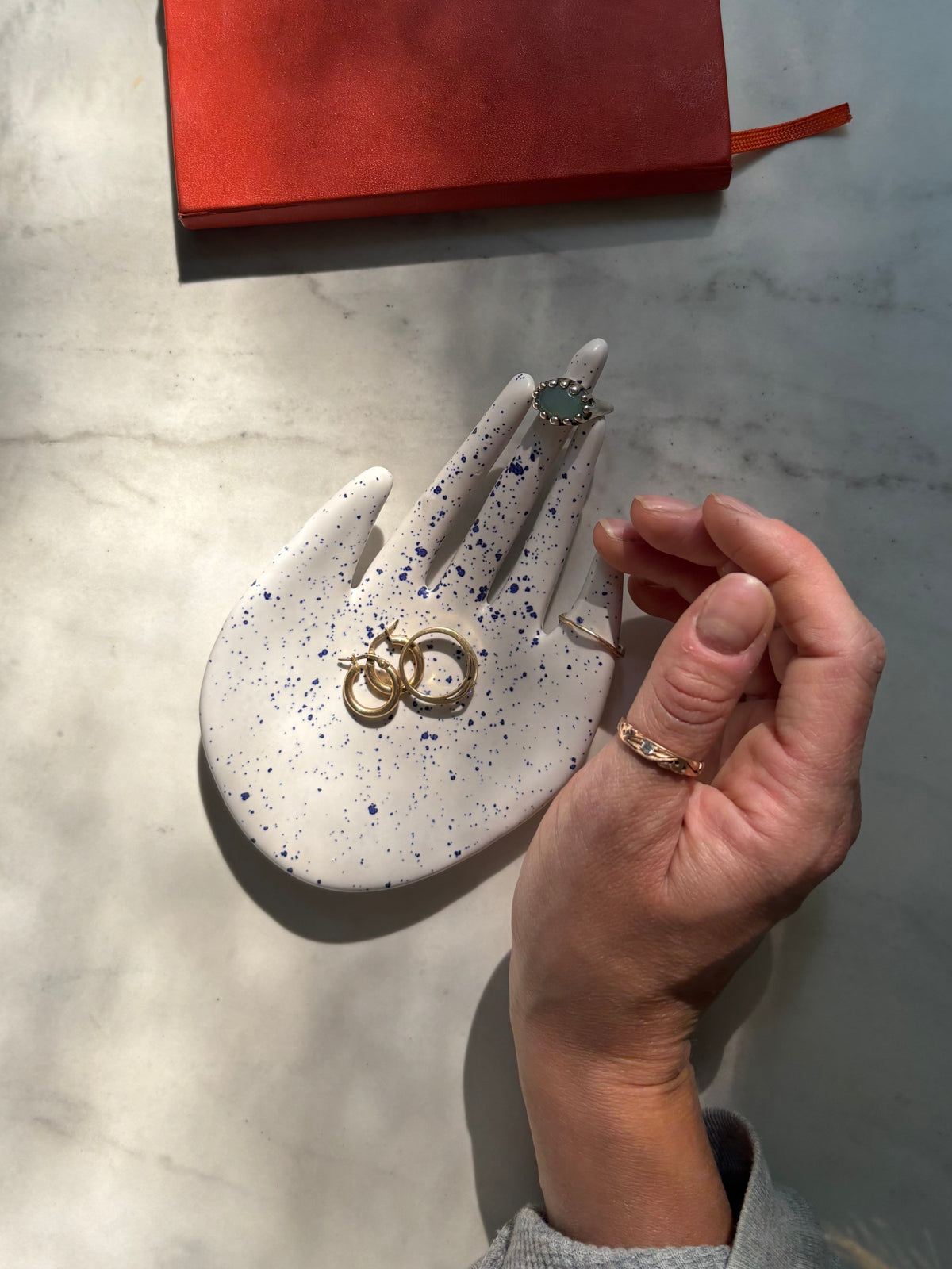 Ceramiczna Dłoń na Biżuterię 2/26 Blue Dots
