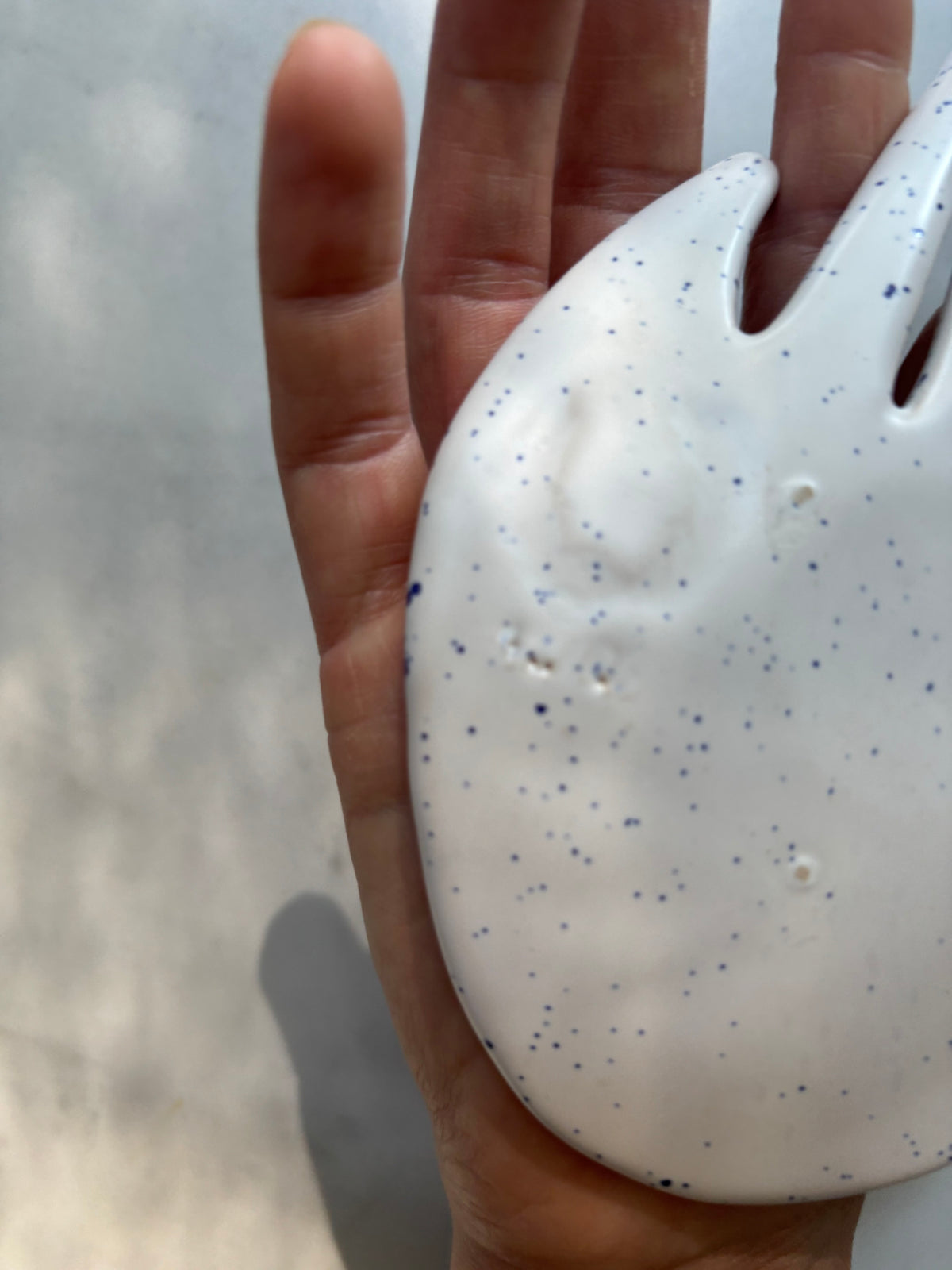 Ceramiczna Dłoń na Biżuterię 2/26 Blue Dots