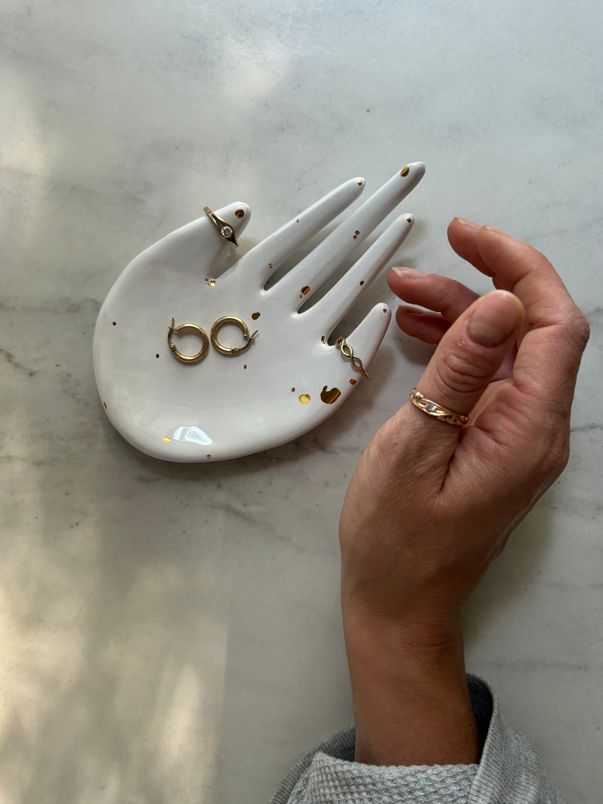 Ceramiczna Dłoń na Biżuterię 3/26 Golden Dots