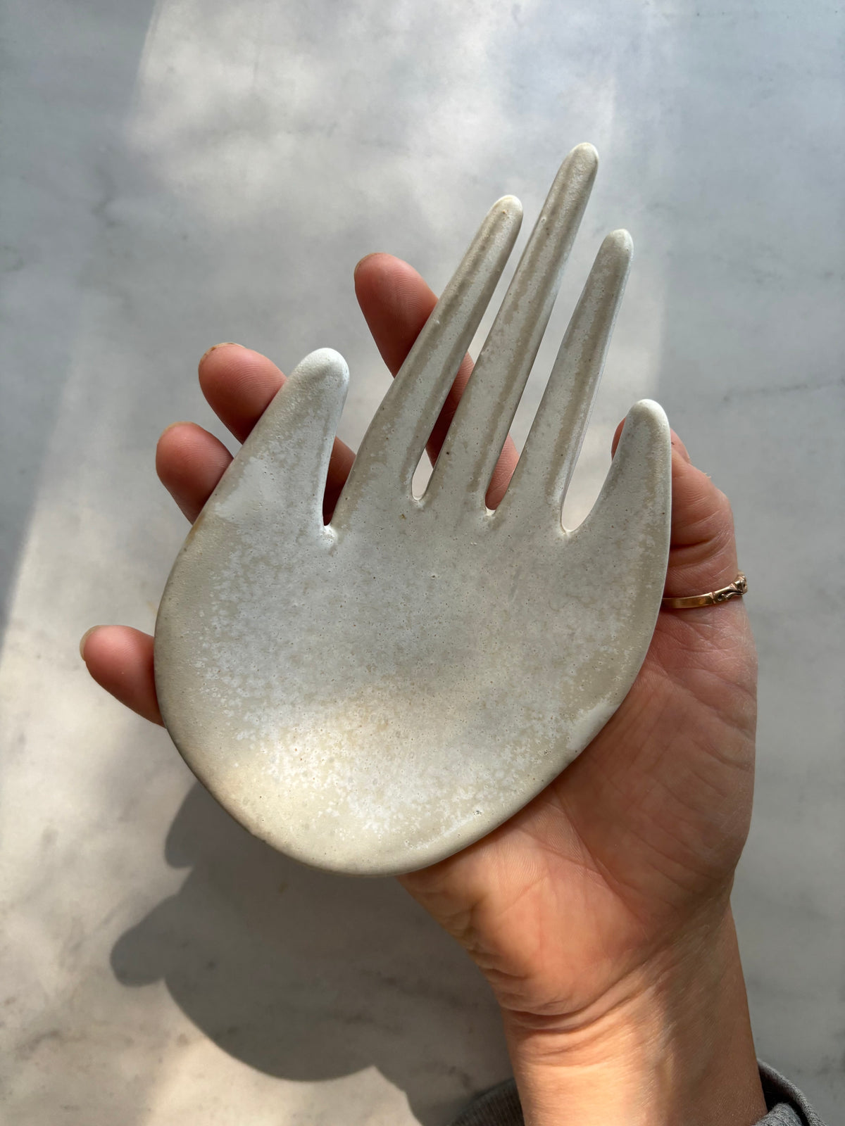 Ceramiczna Dłoń na Biżuterię 24/26 Milky Romantic