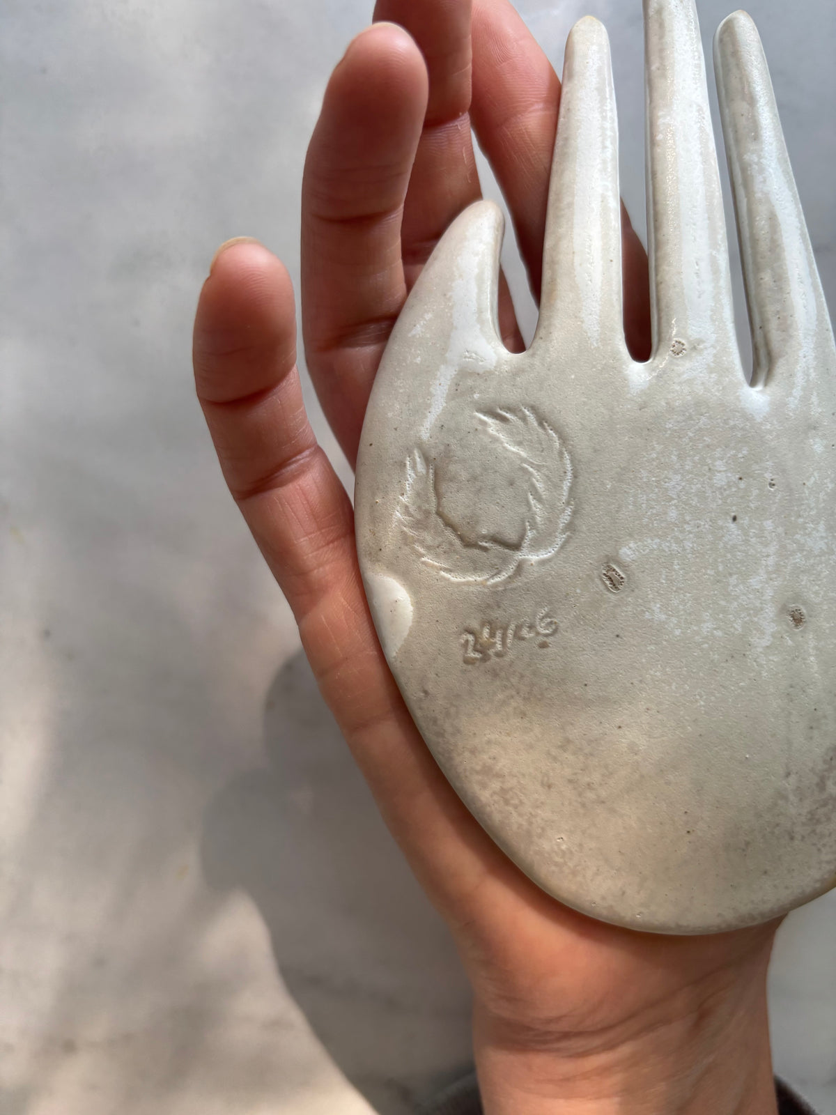 Ceramiczna Dłoń na Biżuterię 24/26 Milky Romantic
