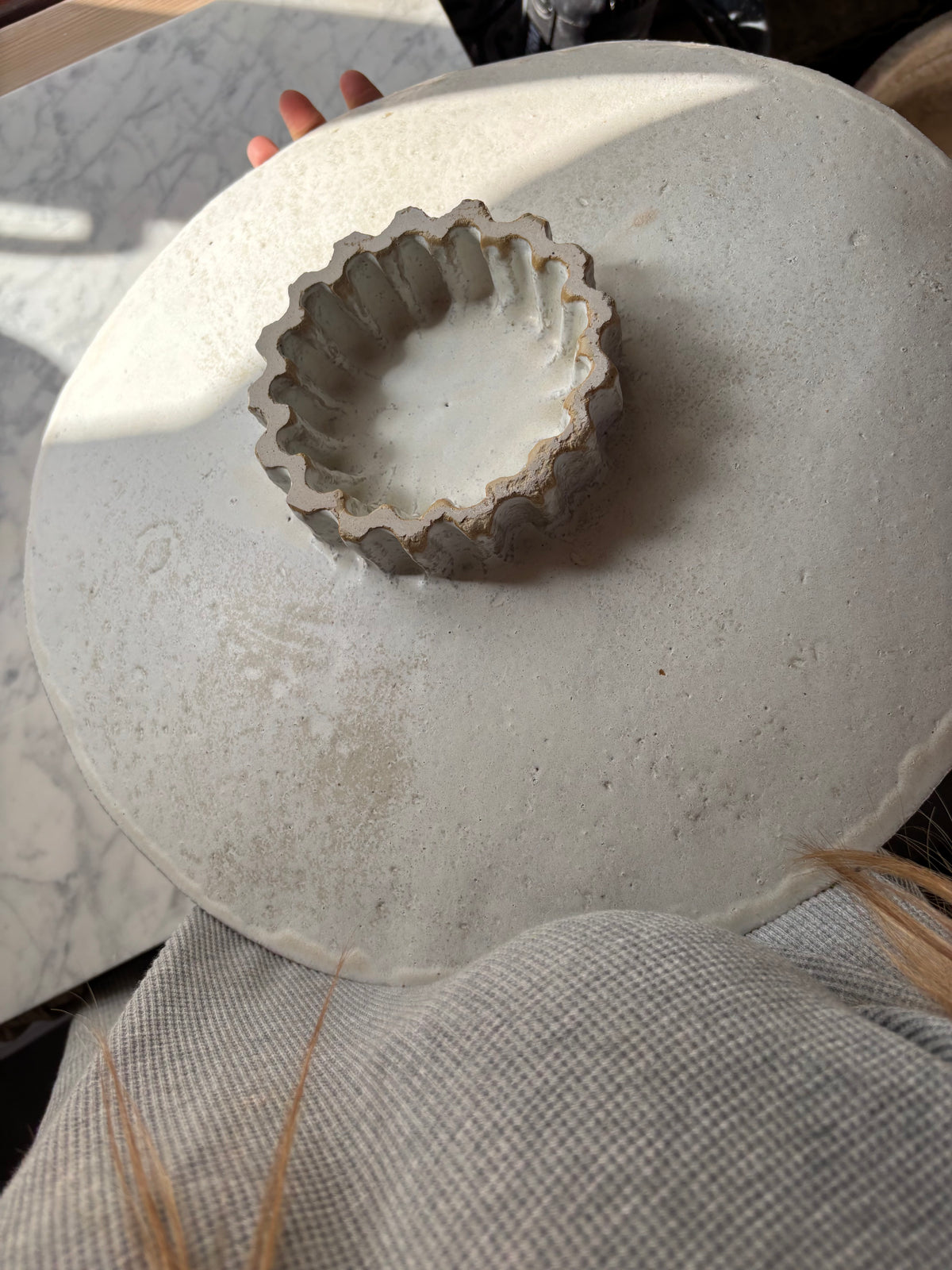 Ceramiczna Okrągła Misa na Cokole XXL Rustic White