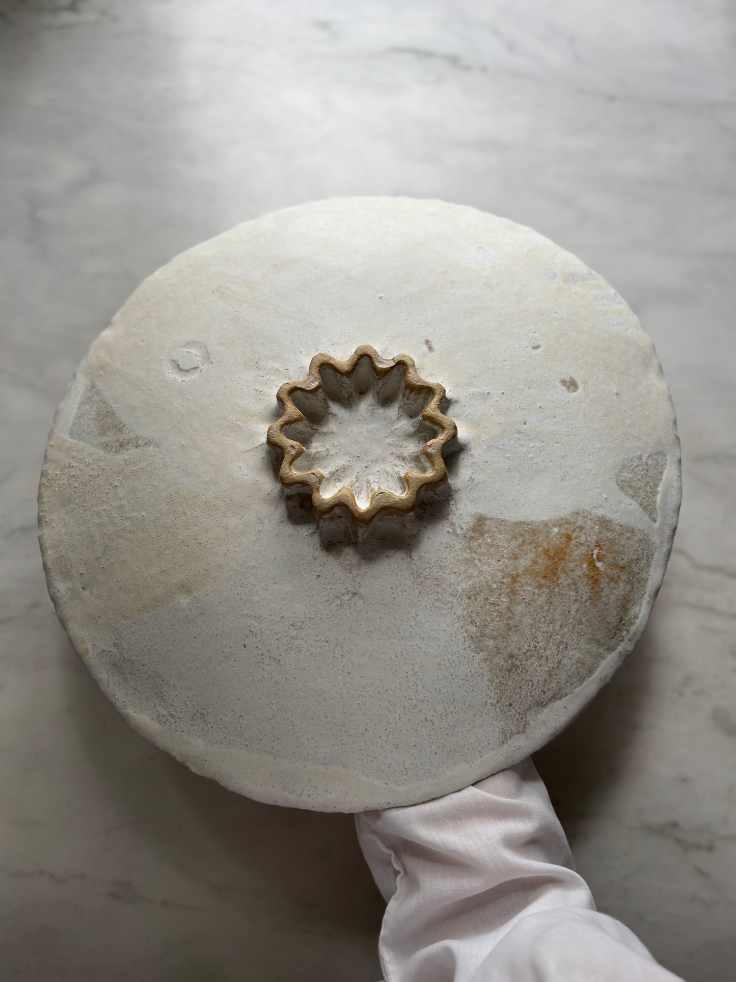 Ceramiczna Okrągła Misa na Cokole XXL Rustic White
