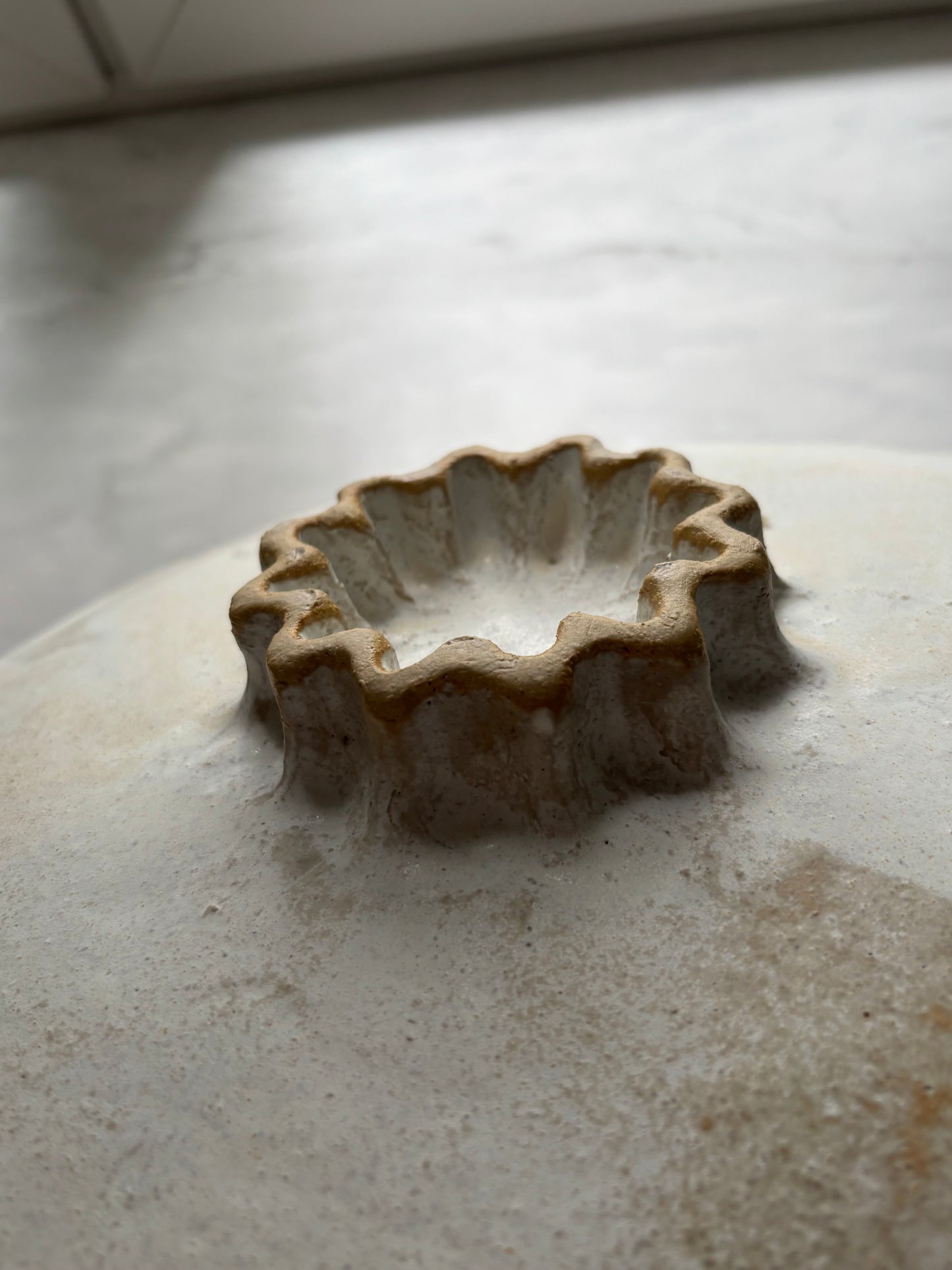 Ceramiczna Okrągła Misa na Cokole XXL Rustic White