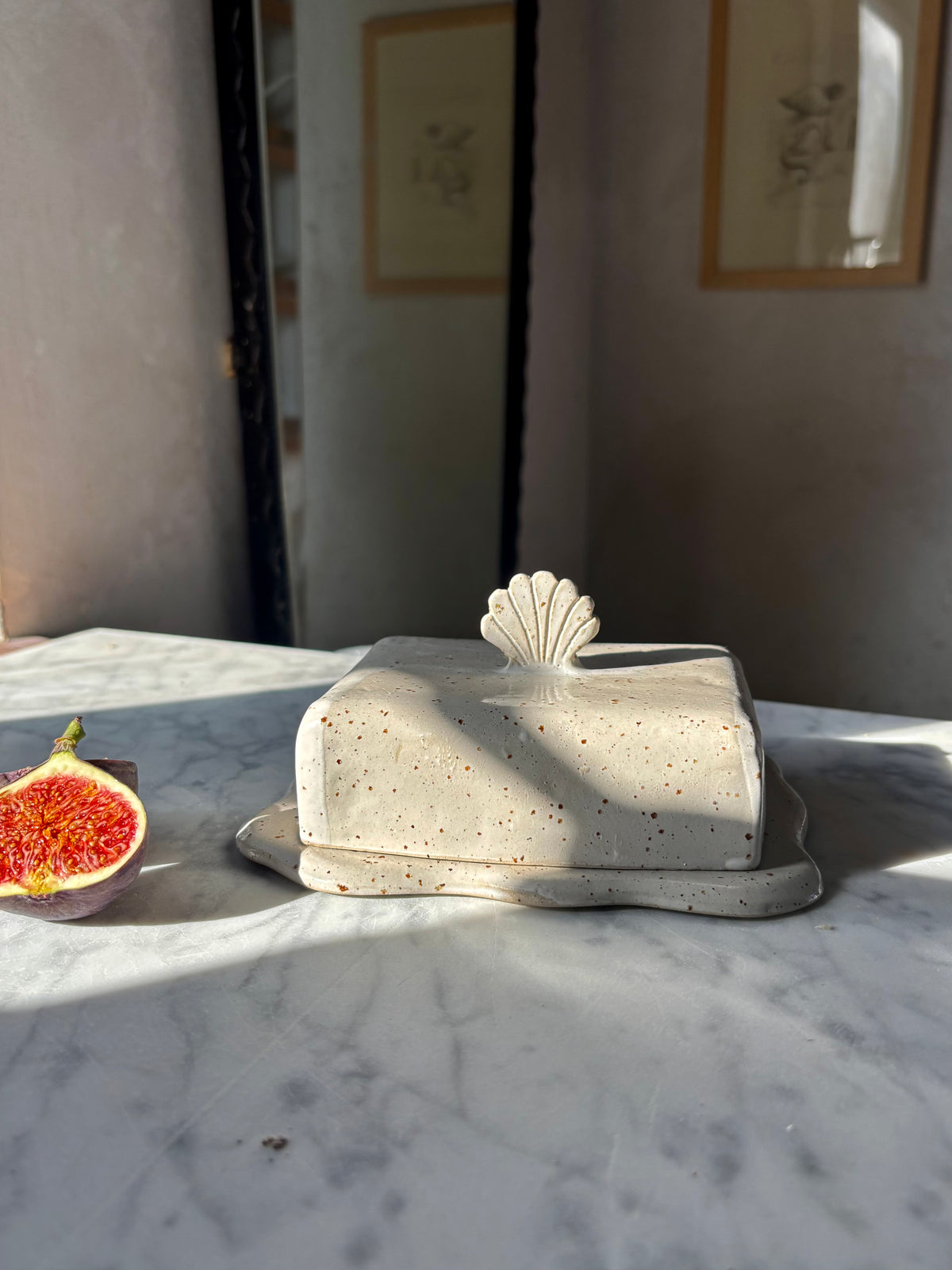 Ceramiczna Maselnica z uchwytem Muszlą Rustic White