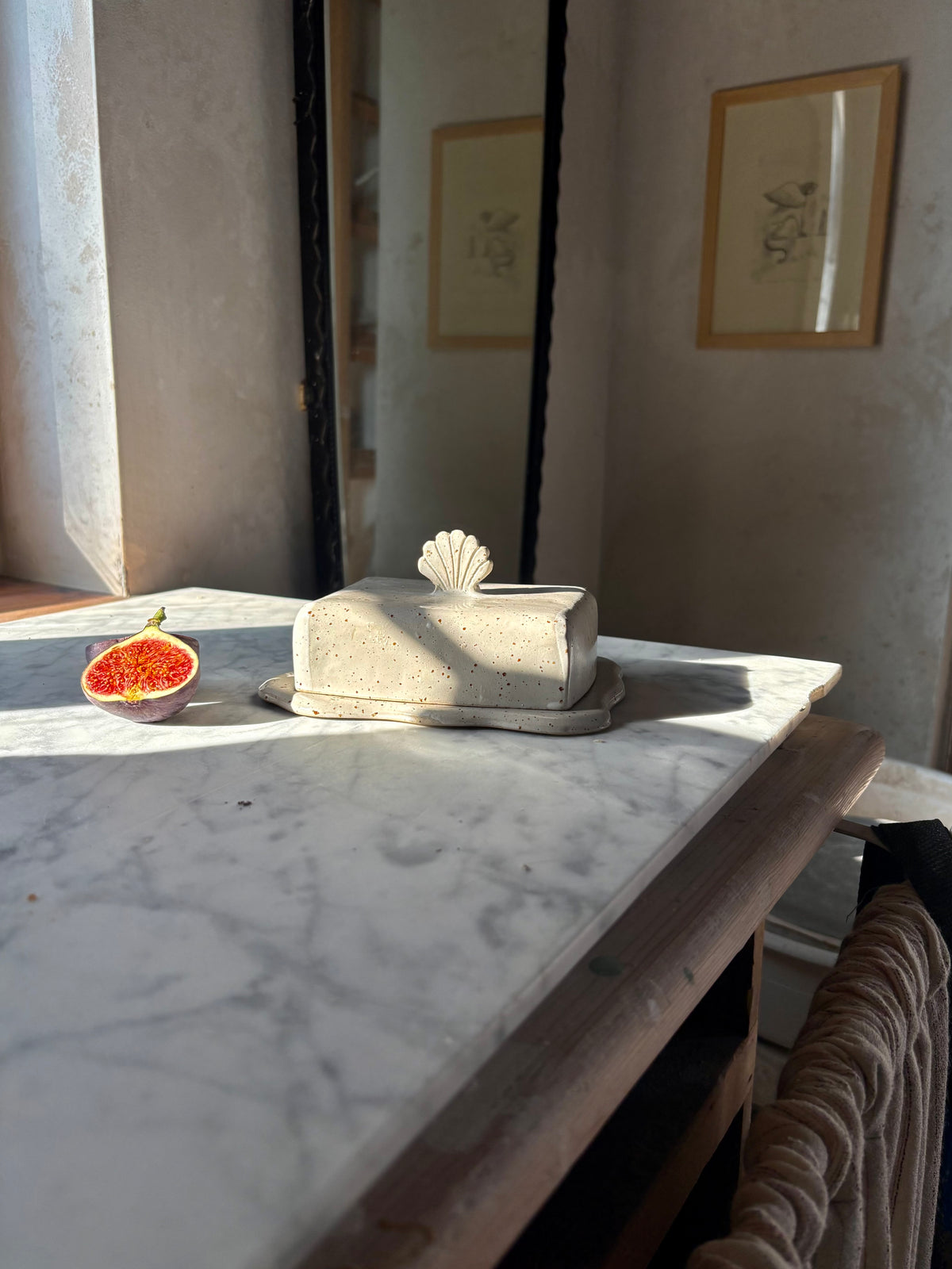 Ceramiczna Maselnica z uchwytem Muszlą Rustic White