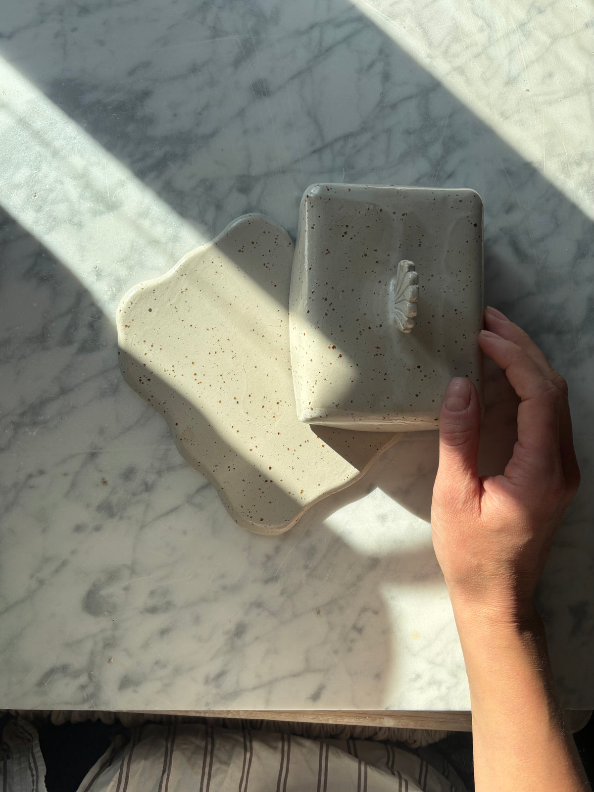 Ceramiczna Maselnica z uchwytem Muszlą Rustic White