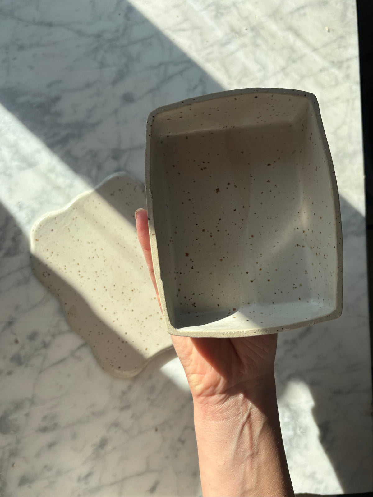 Ceramiczna Maselnica z uchwytem Muszlą Rustic White