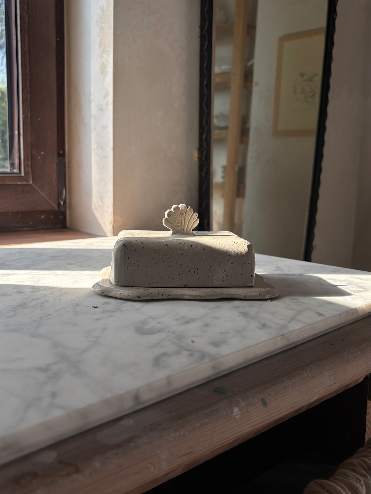 Ceramiczna Maselnica z uchwytem Muszlą Rustic White