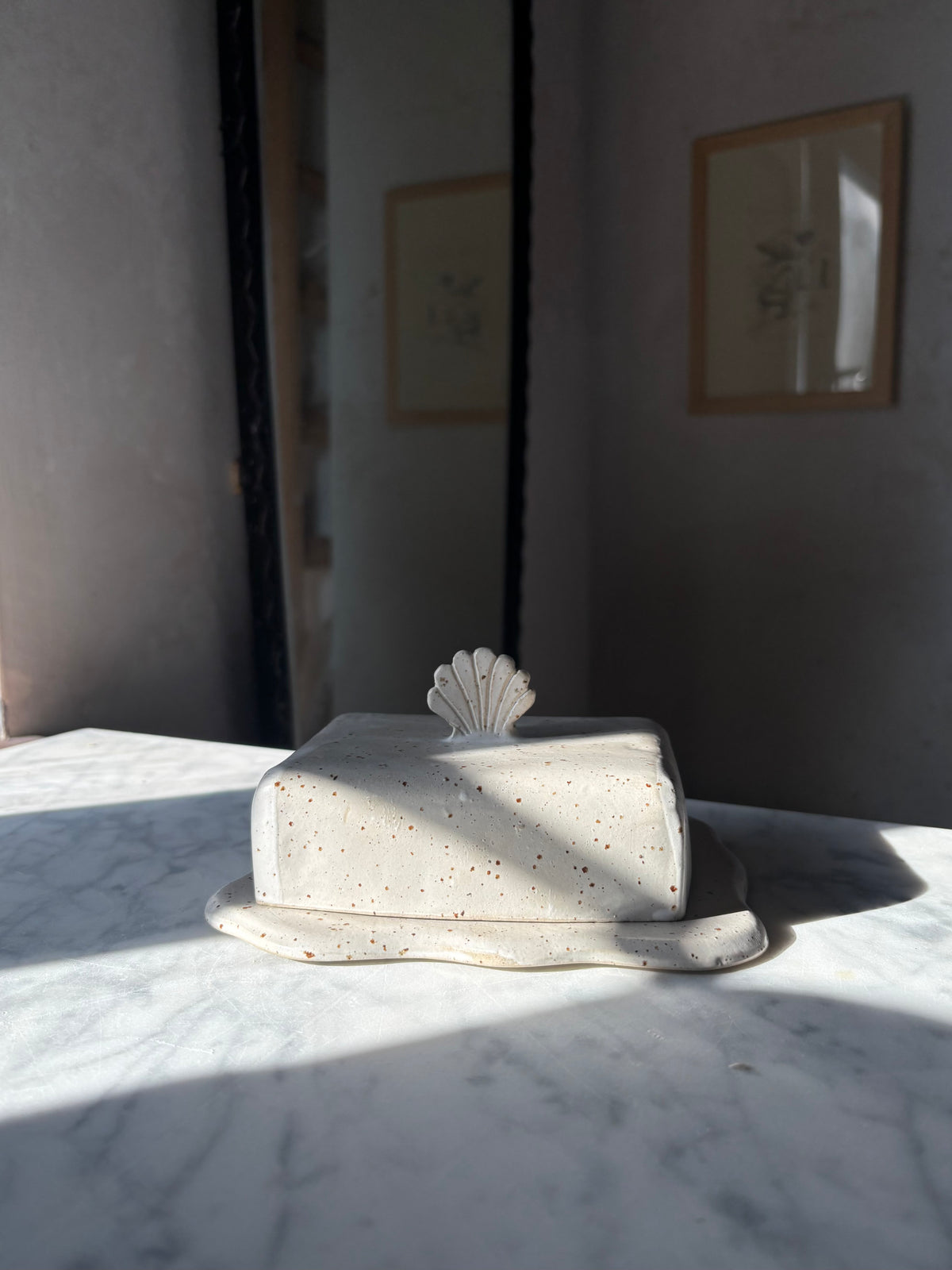 Ceramiczna Maselnica z uchwytem Muszlą Rustic White