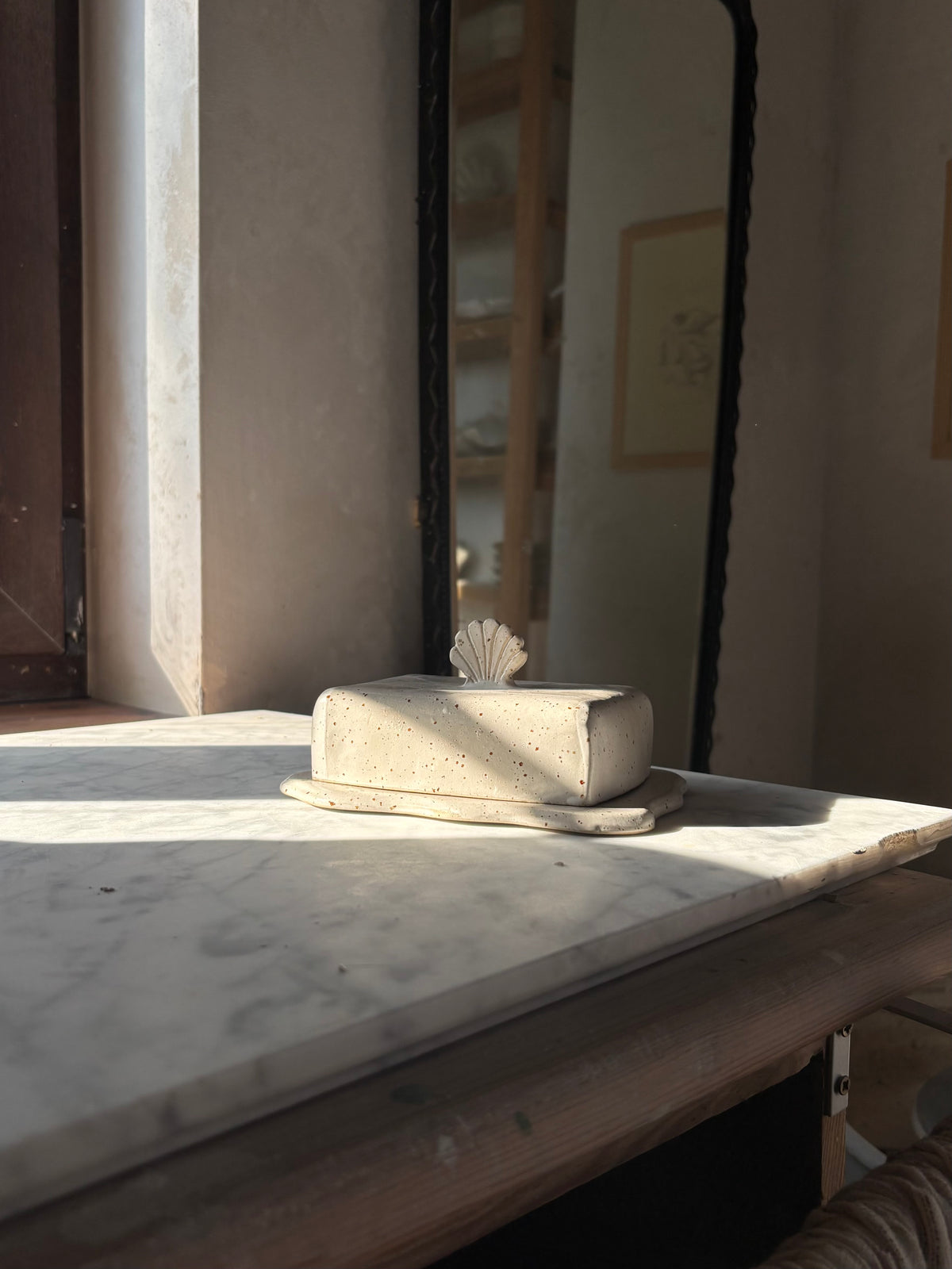 Ceramiczna Maselnica z uchwytem Muszlą Rustic White