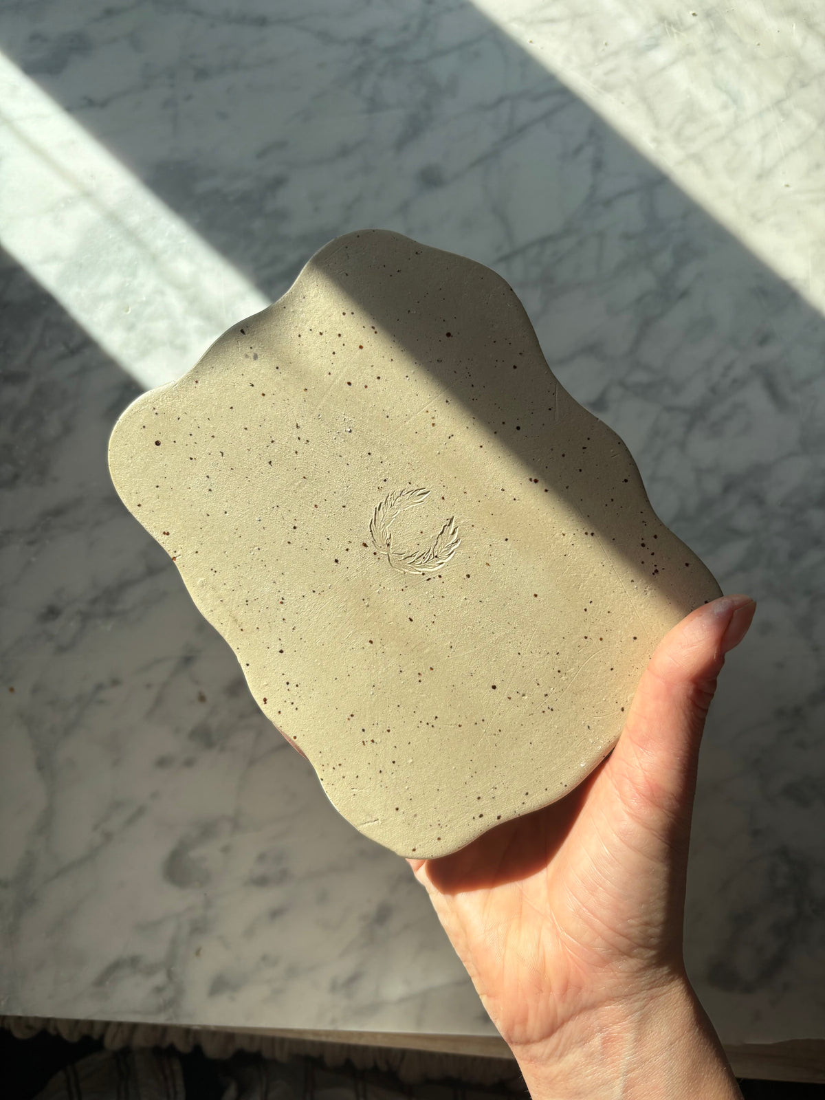 Ceramiczna Maselnica z uchwytem Muszlą Rustic White