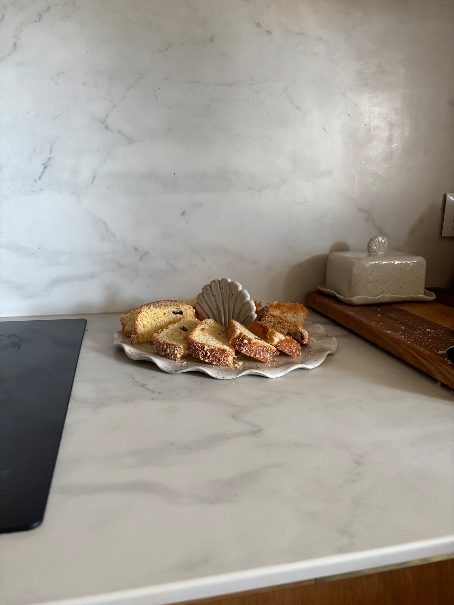 Zestaw Ceramiczna Patera na Ciasto z Muszlą XXL & 4 Talerzyki Freckled Pearl White (Kopia)