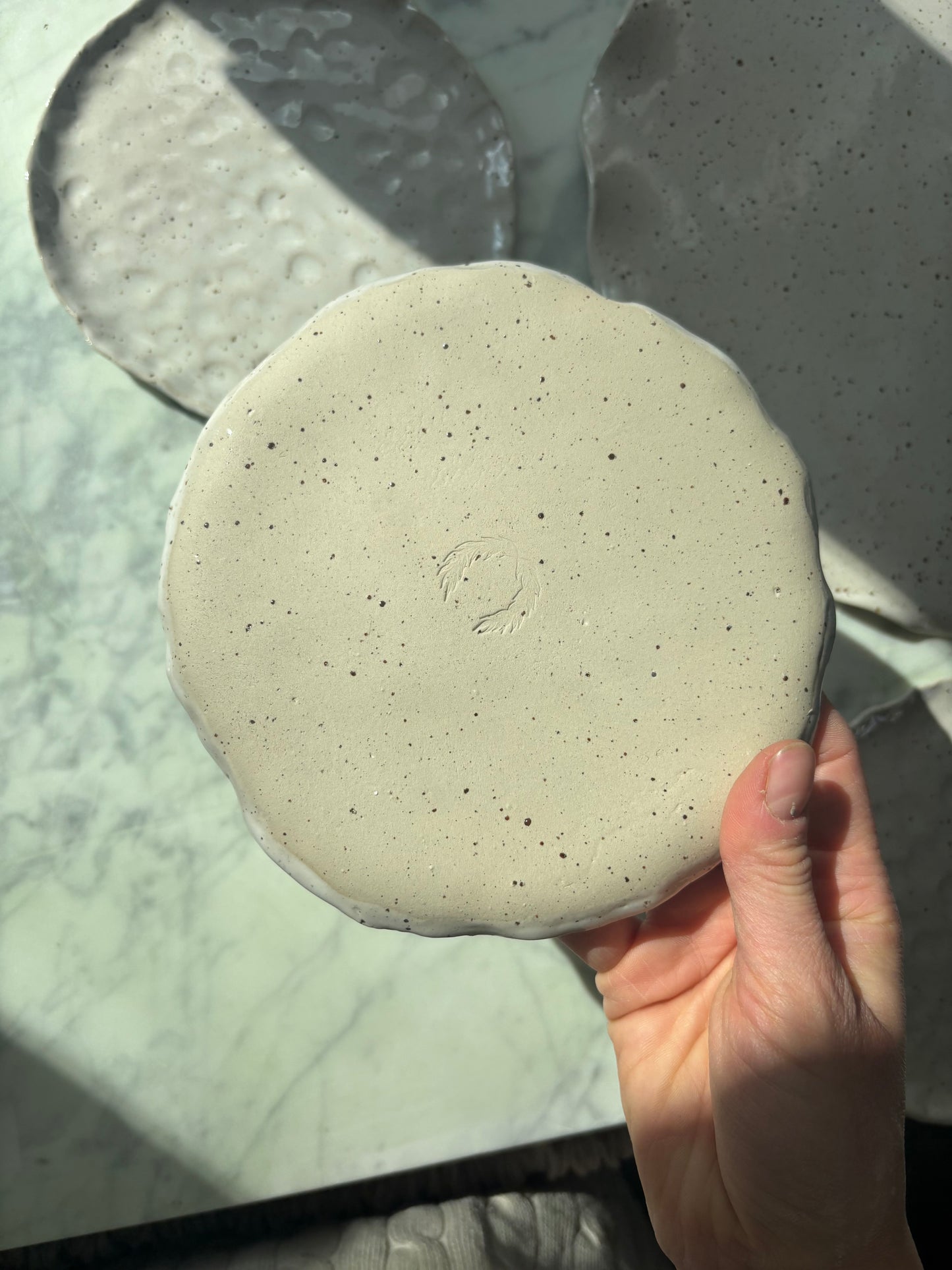 Zestaw Ceramiczna Patera na Ciasto z Muszlą XXL & 4 Talerzyki Freckled Pearl White (Kopia)