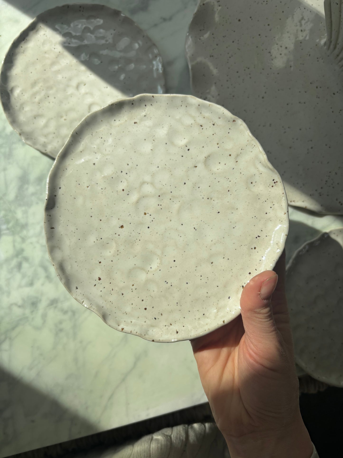 Zestaw Ceramiczna Patera na Ciasto z Muszlą XXL & 4 Talerzyki Freckled Pearl White (Kopia)