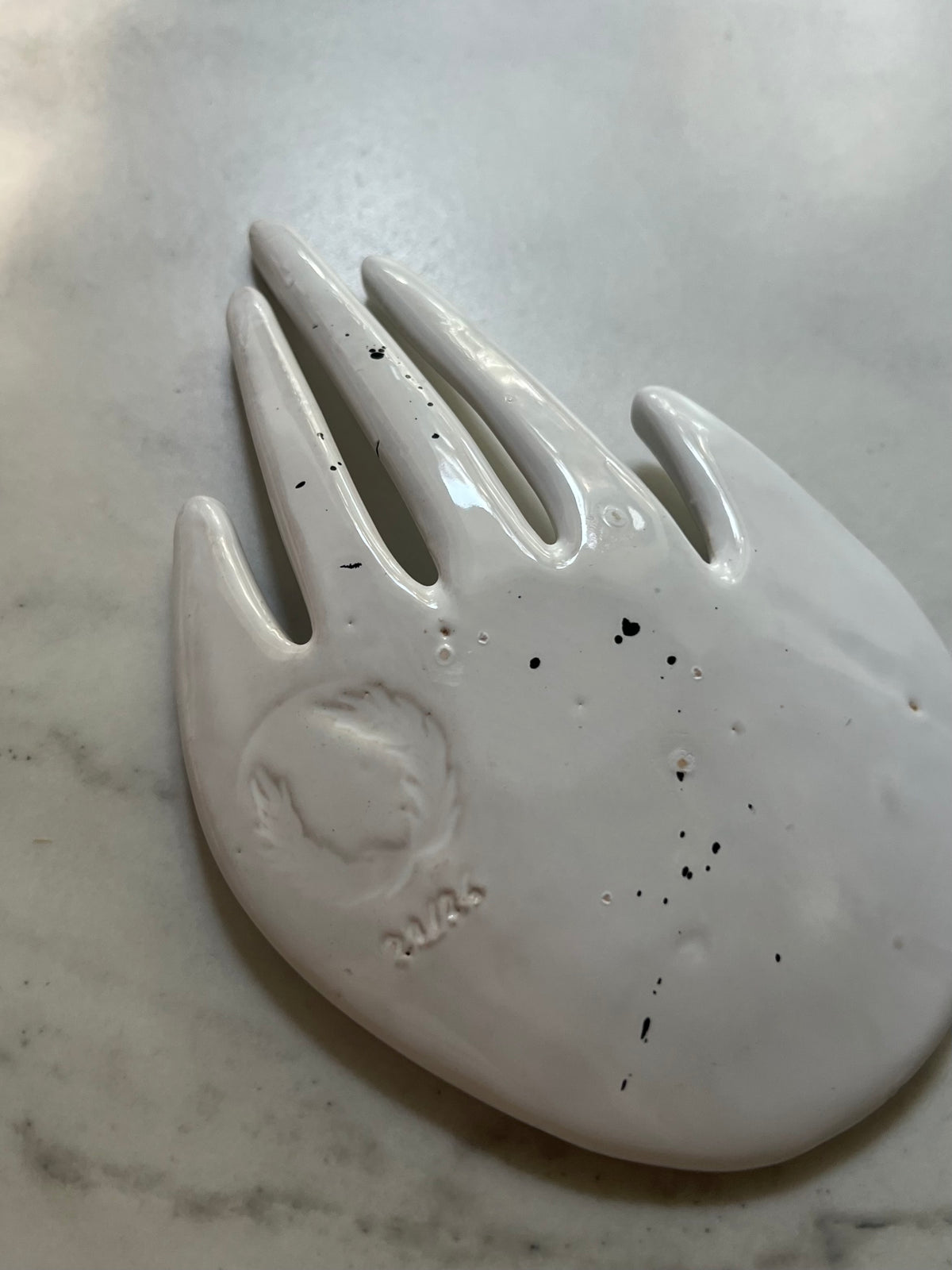 Ceramiczna Dłoń na Biżuterię 20/26 Black& Golden Dots