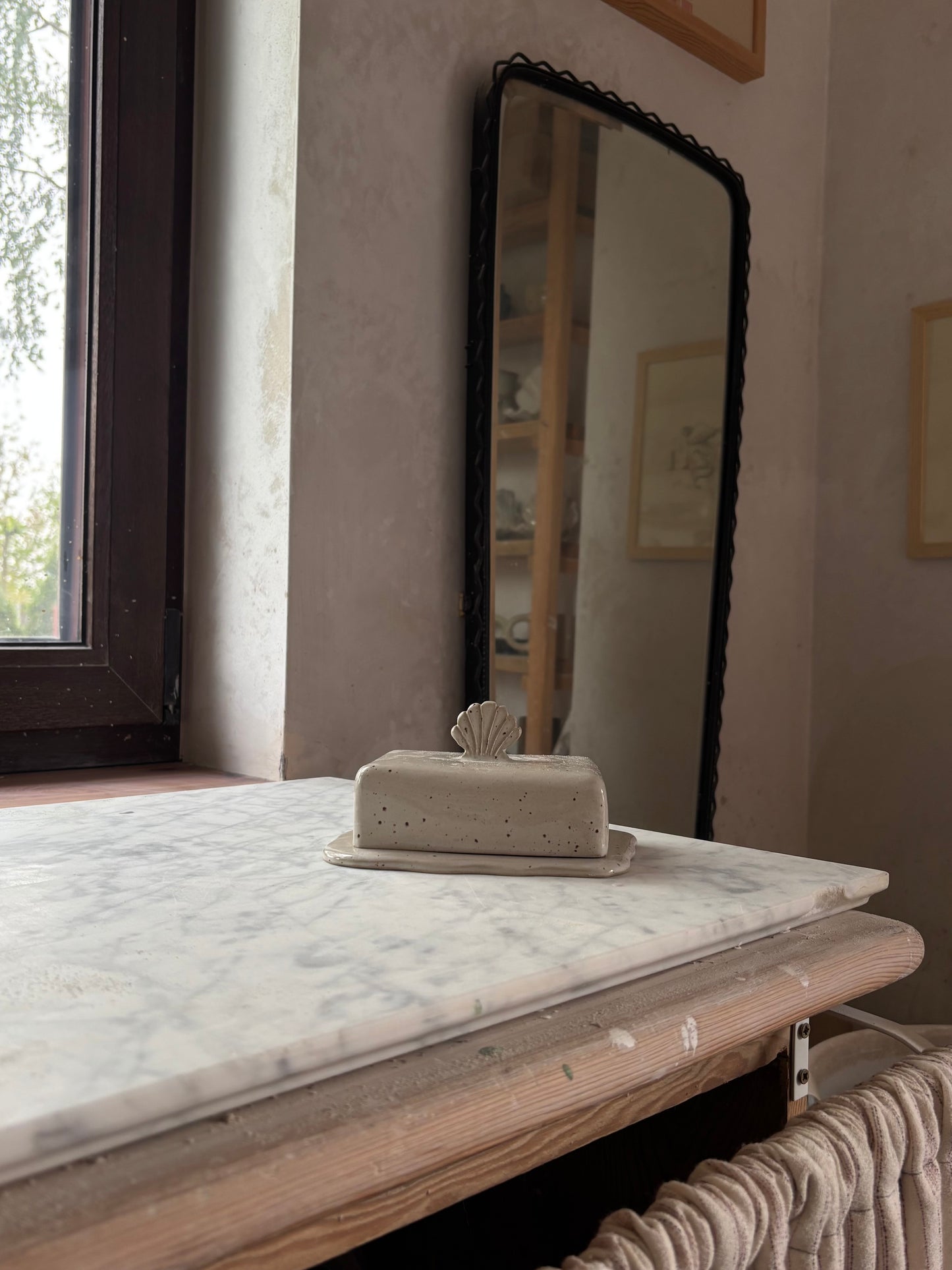 Ceramiczna Maselnica z uchwytem Muszlą Freckled Pearl White