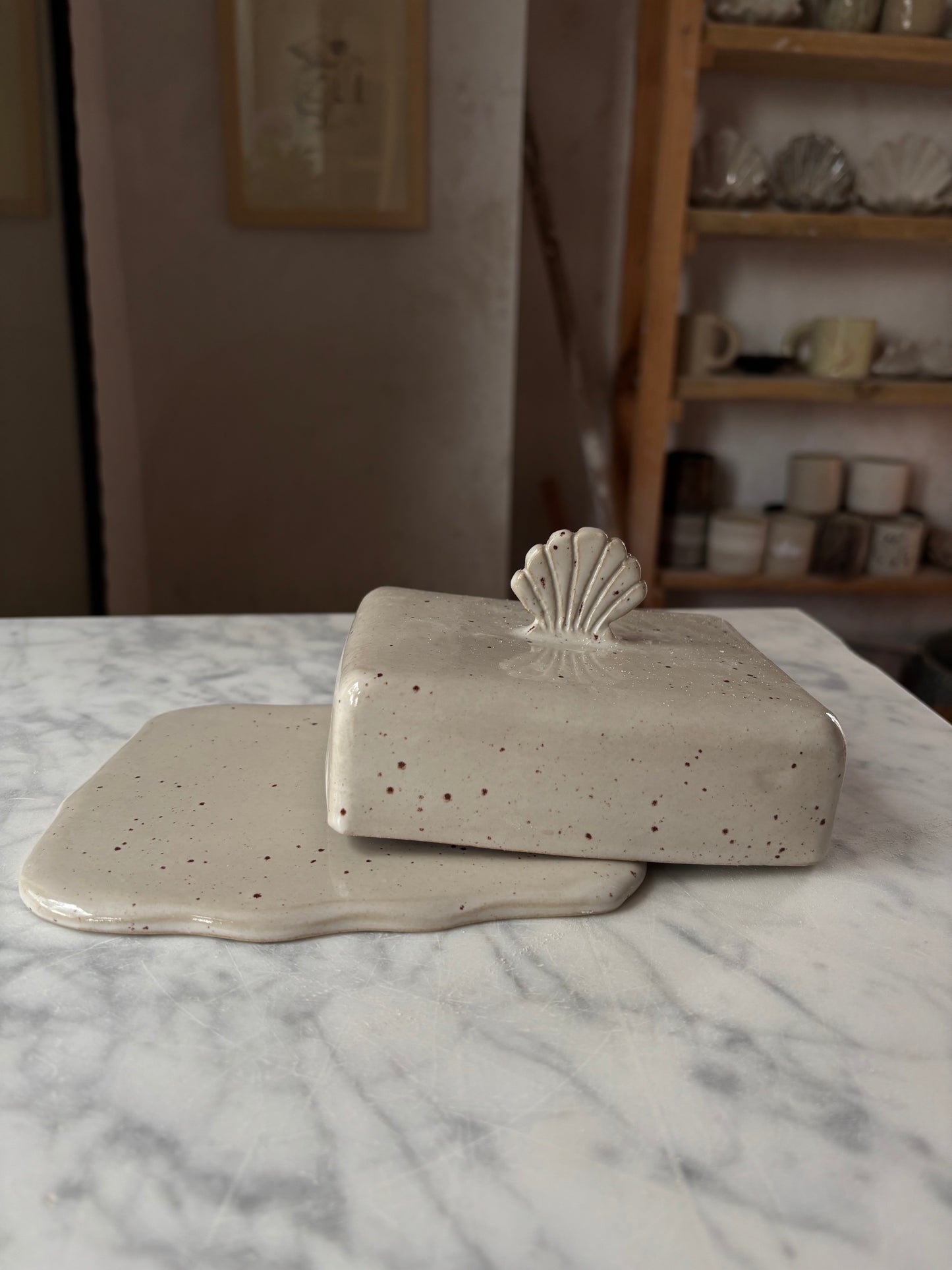 Ceramiczna Maselnica z uchwytem Muszlą Freckled Pearl White
