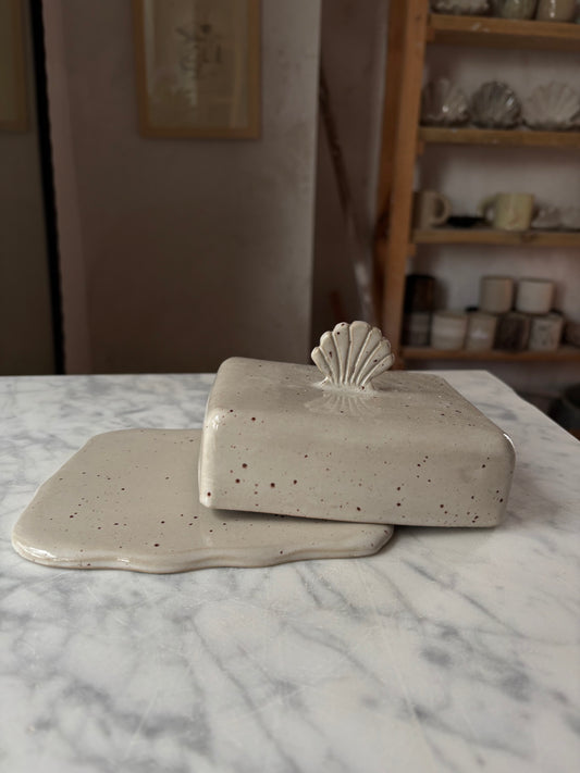 Ceramiczna Maselnica z uchwytem Muszlą Freckled Pearl White