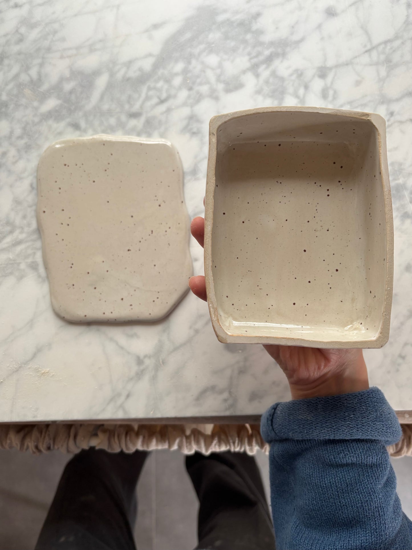 Ceramiczna Maselnica z uchwytem Muszlą Freckled Pearl White