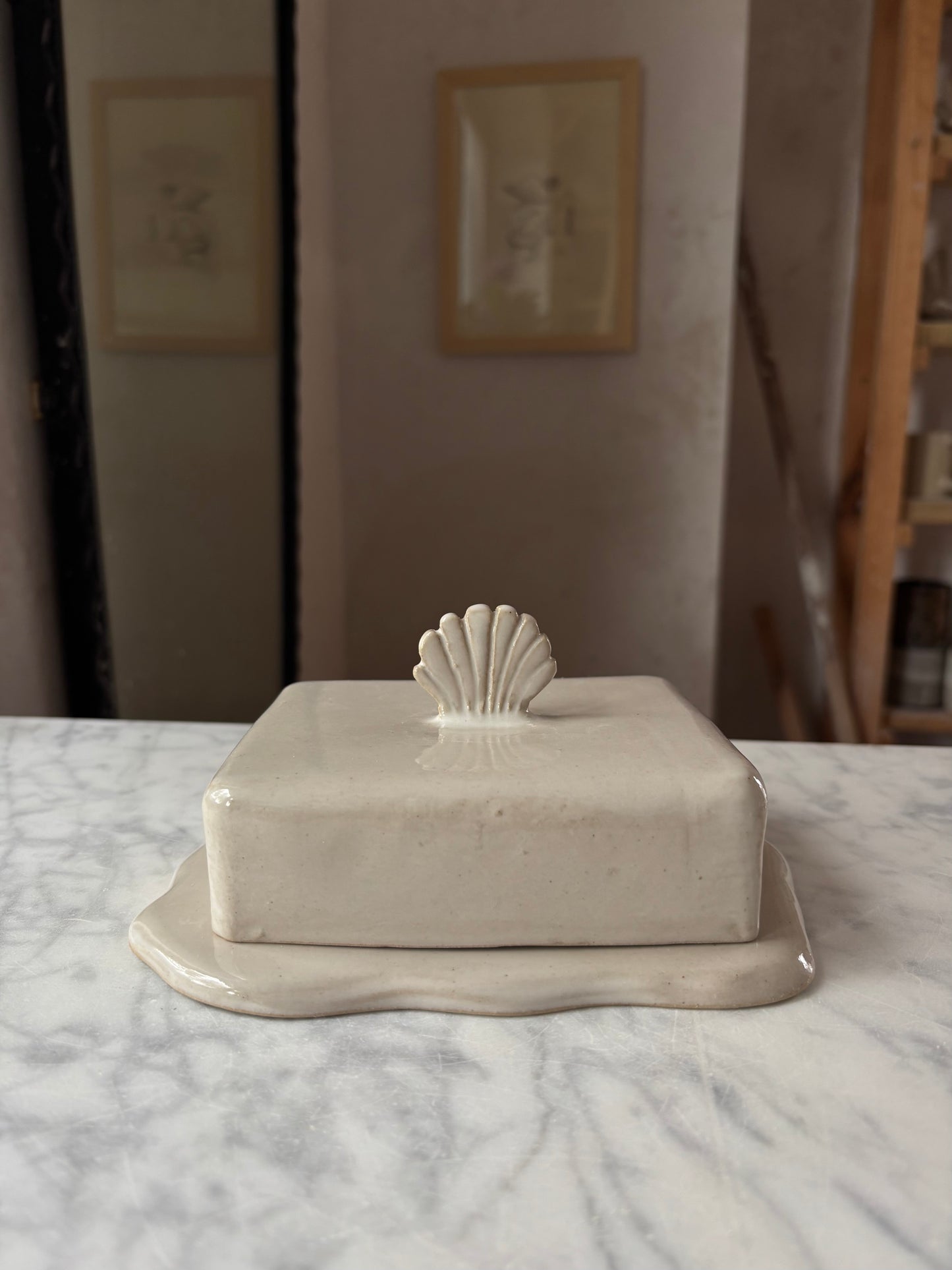 Ceramiczna Maselnica z uchwytem Muszlą Pearl White