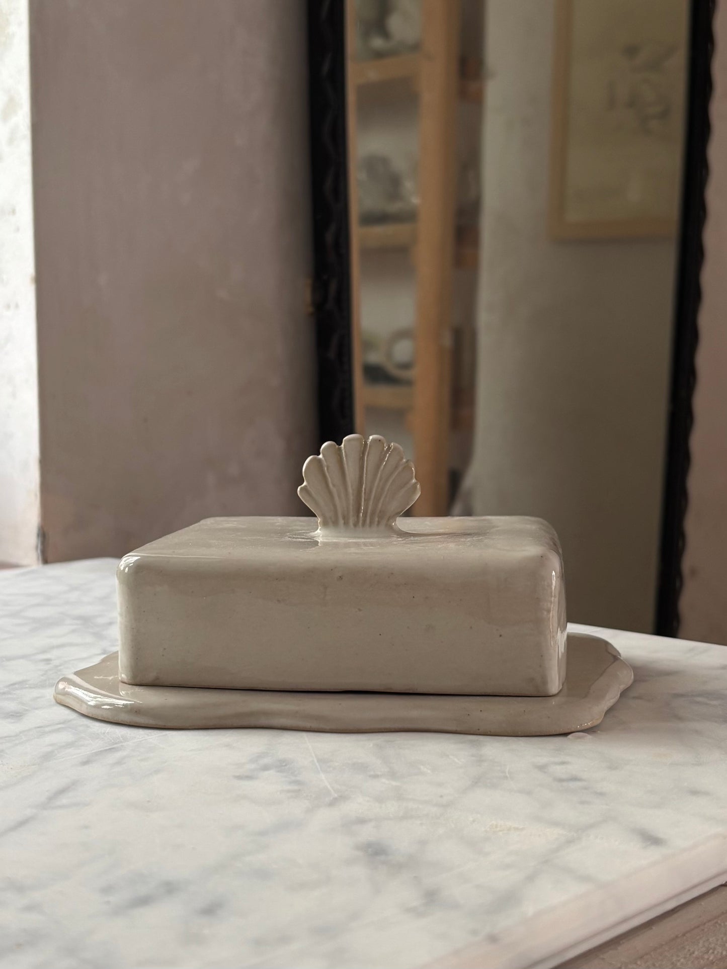 Ceramiczna Maselnica z uchwytem Muszlą Pearl White