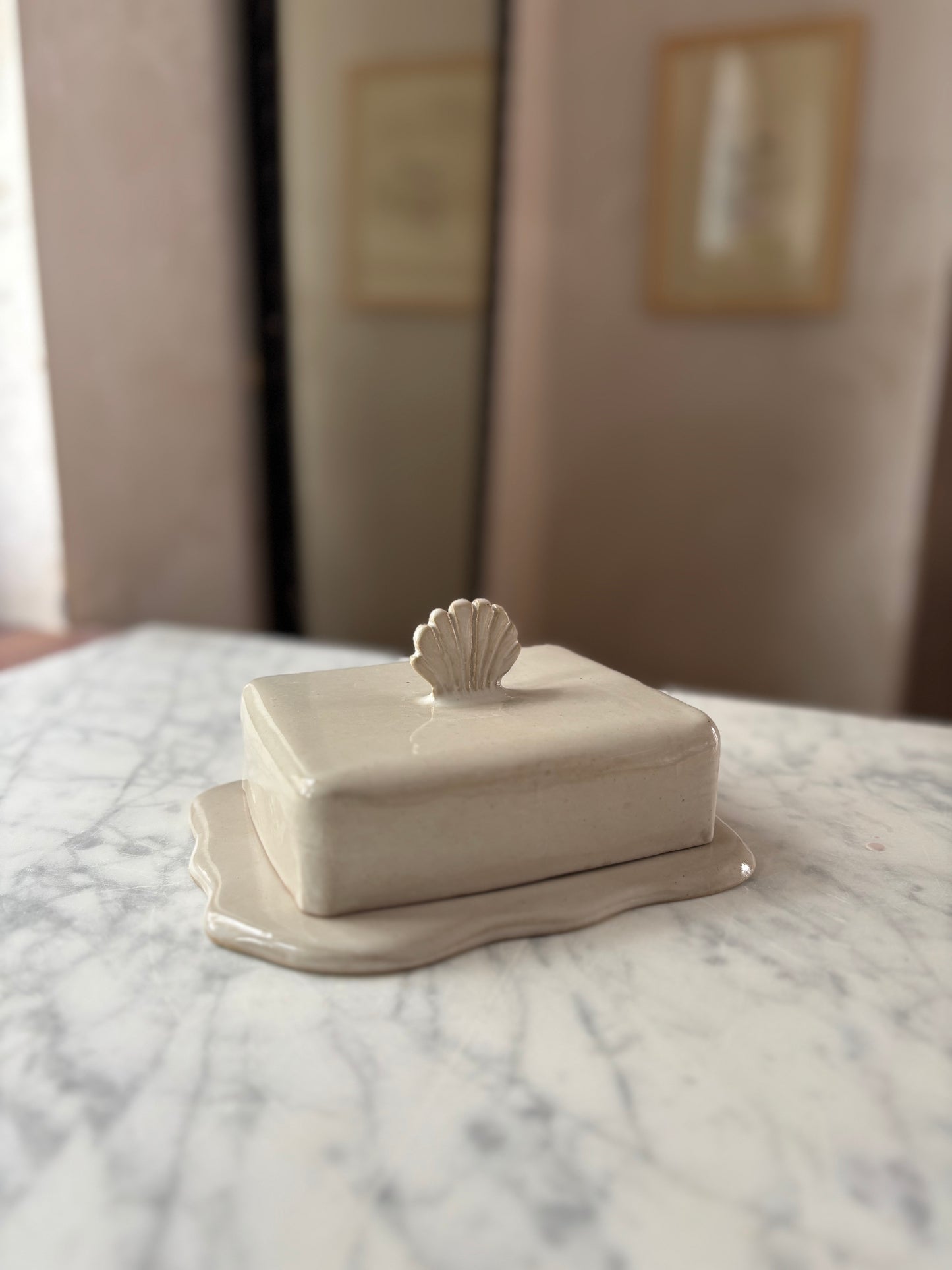 Ceramiczna Maselnica z uchwytem Muszlą Pearl White