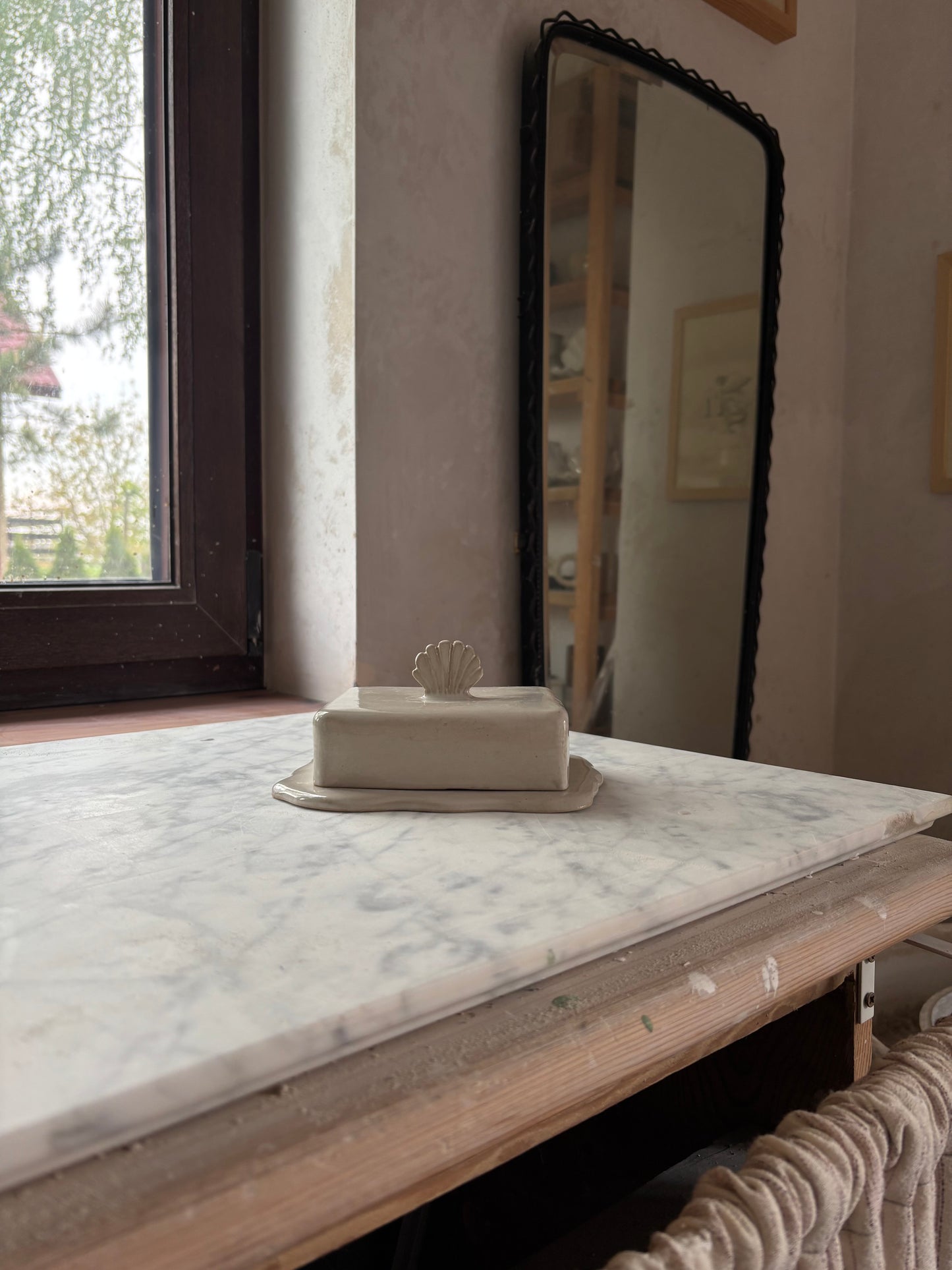 Ceramiczna Maselnica z uchwytem Muszlą Pearl White