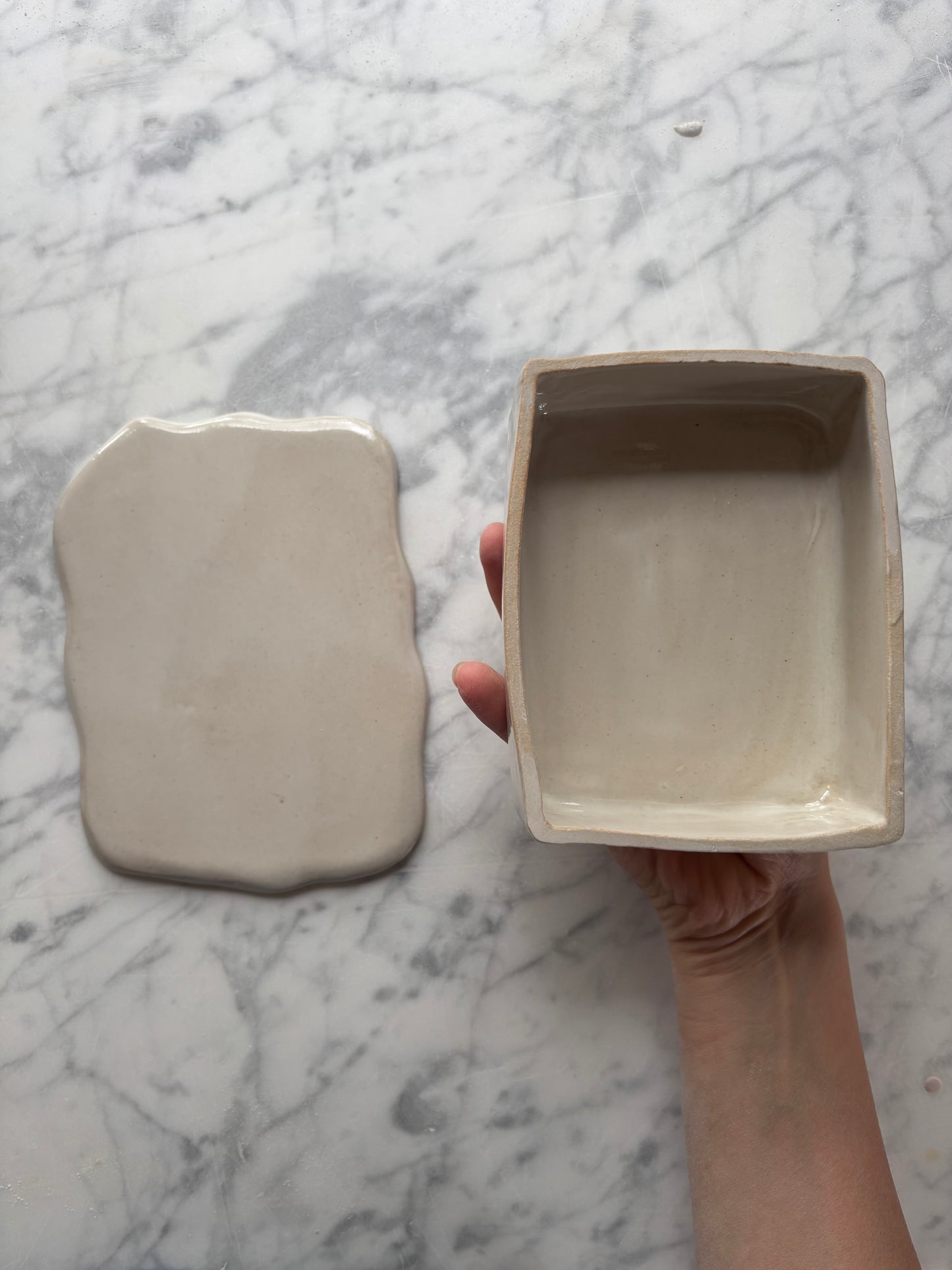 Ceramiczna Maselnica z uchwytem Muszlą Pearl White