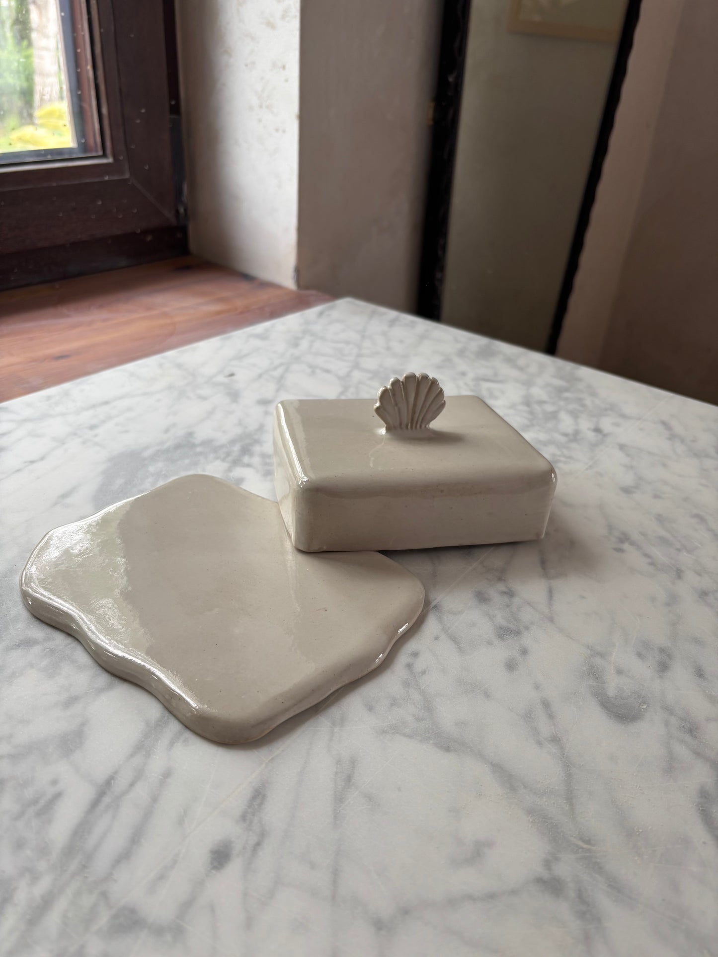 Ceramiczna Maselnica z uchwytem Muszlą Pearl White