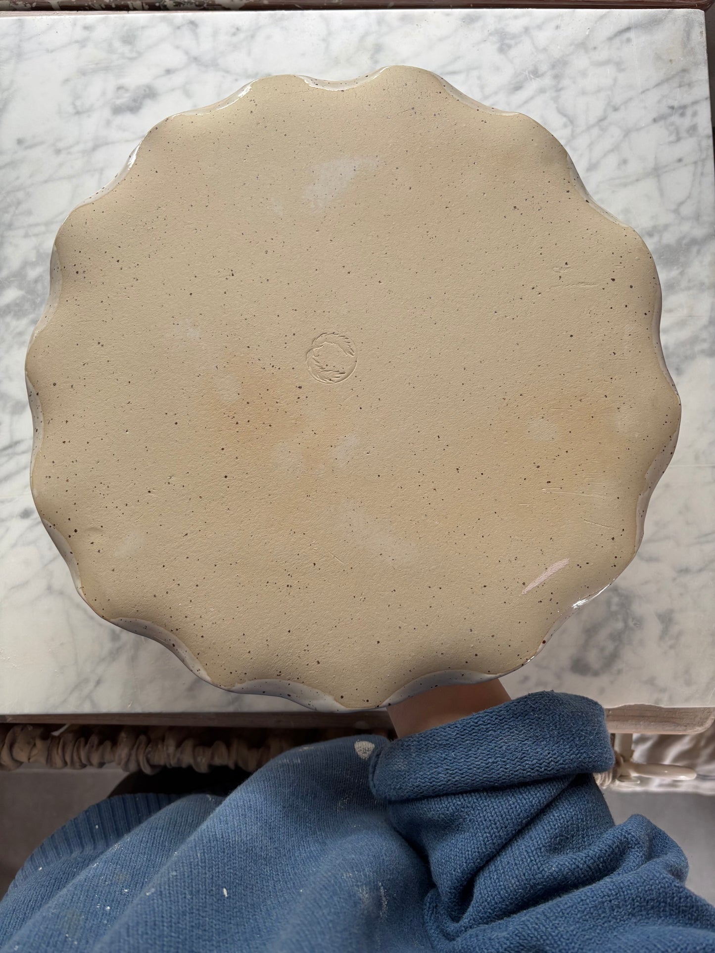 Ceramiczna Patera na Ciasto z Muszlą XXL Freckled Pearl White