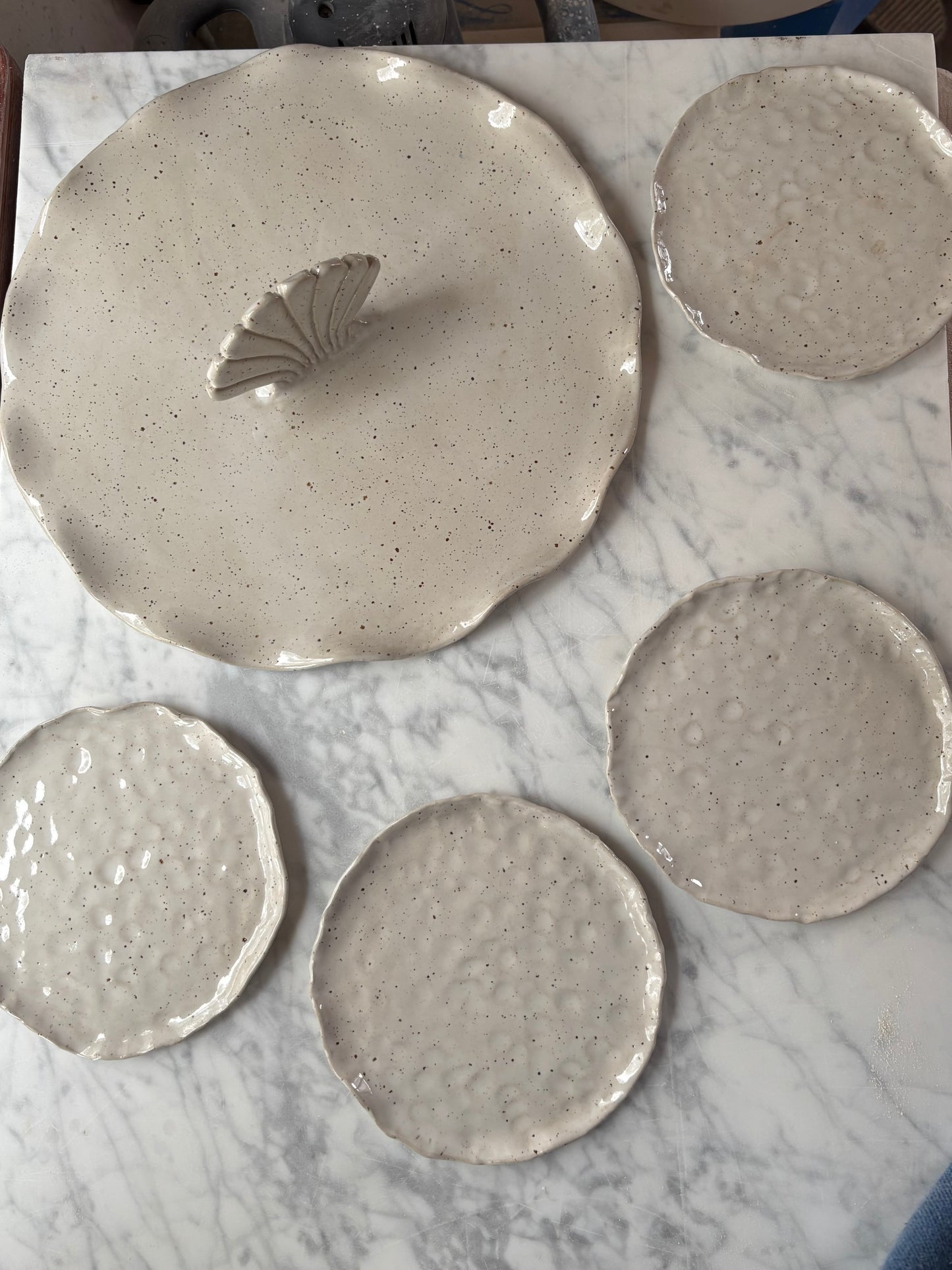 Zestaw Ceramiczna Patera na Ciasto z Muszlą XXL & 4 Talerzyki Freckled Pearl White (Kopia)