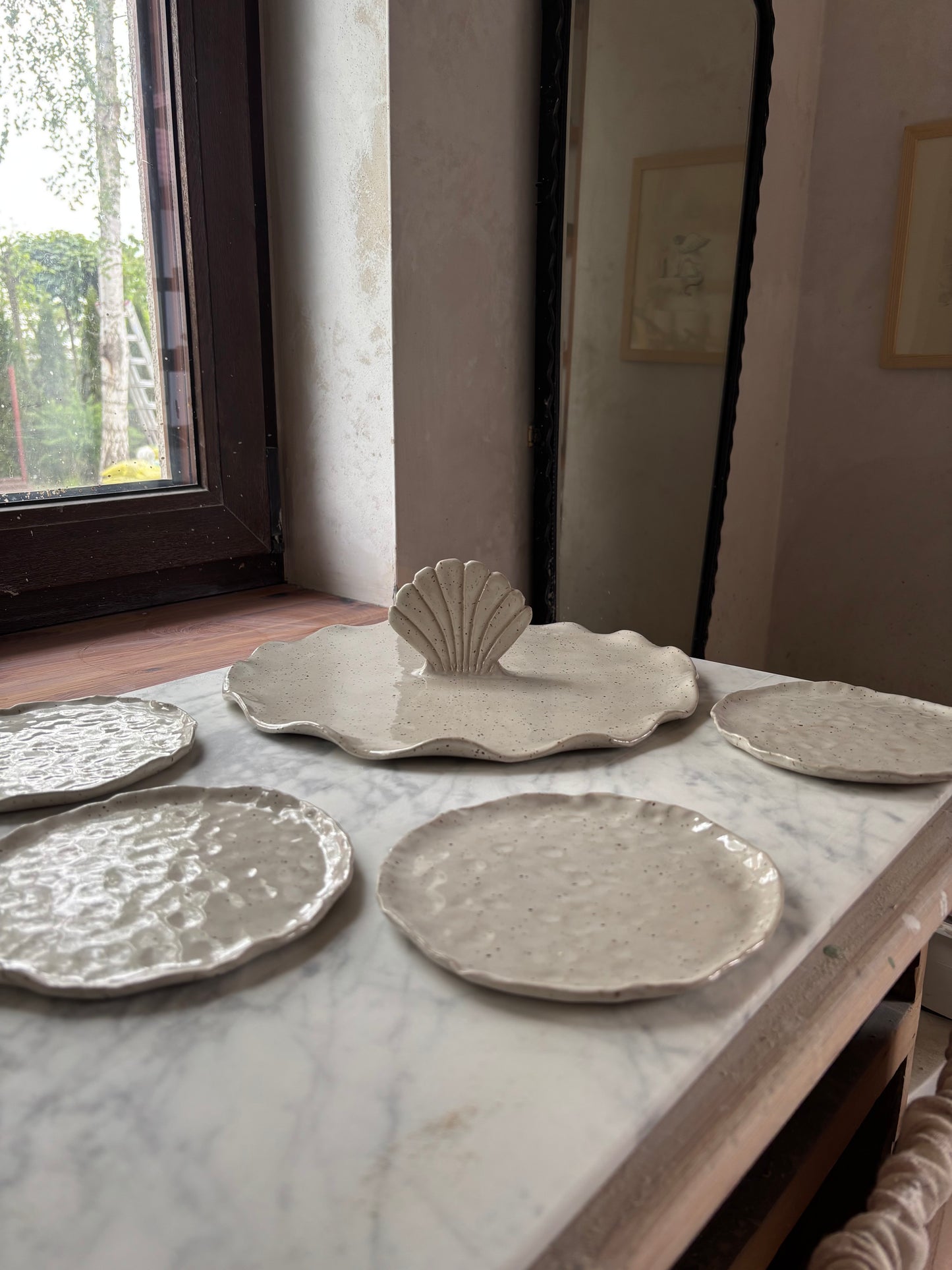 Zestaw Ceramiczna Patera na Ciasto z Muszlą XXL & 4 Talerzyki Freckled Pearl White (Kopia)
