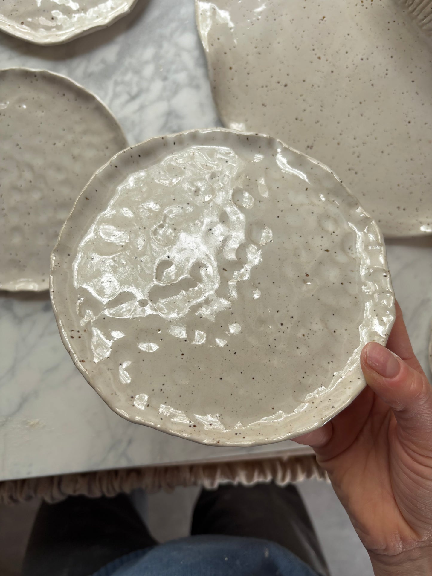 Zestaw Ceramiczna Patera na Ciasto z Muszlą XXL & 4 Talerzyki Freckled Pearl White (Kopia)