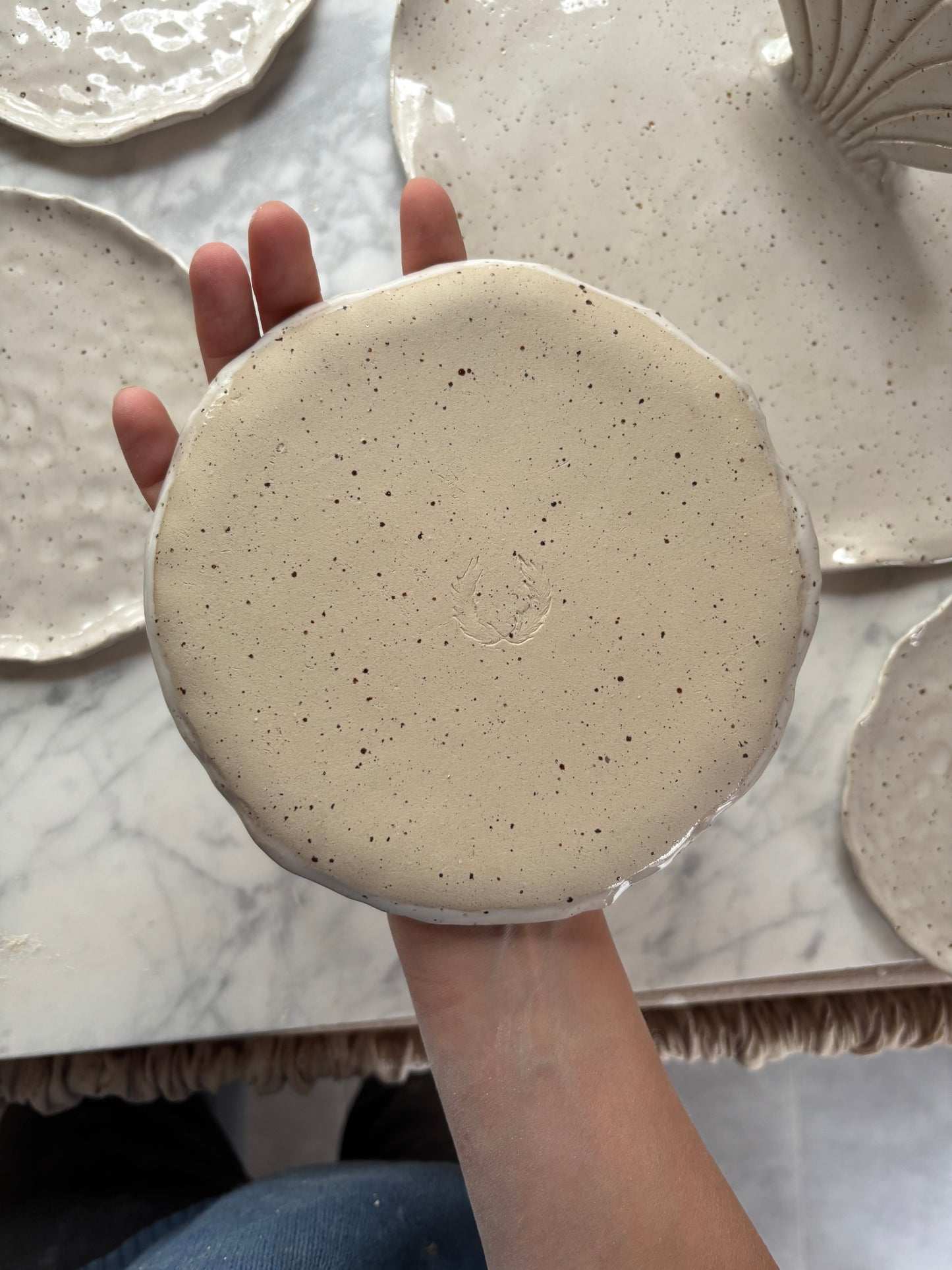 Zestaw Ceramiczna Patera na Ciasto z Muszlą XXL & 4 Talerzyki Freckled Pearl White (Kopia)