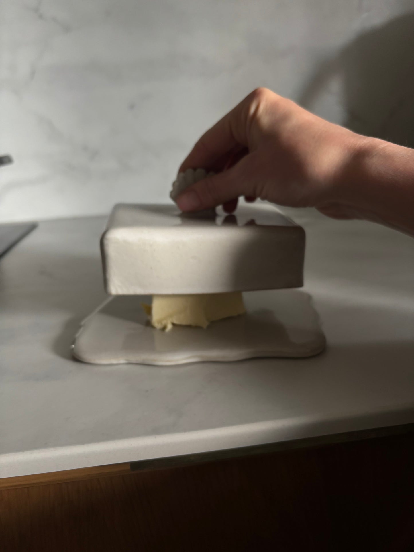 Ceramiczna Maselnica z uchwytem Muszlą Pearl White