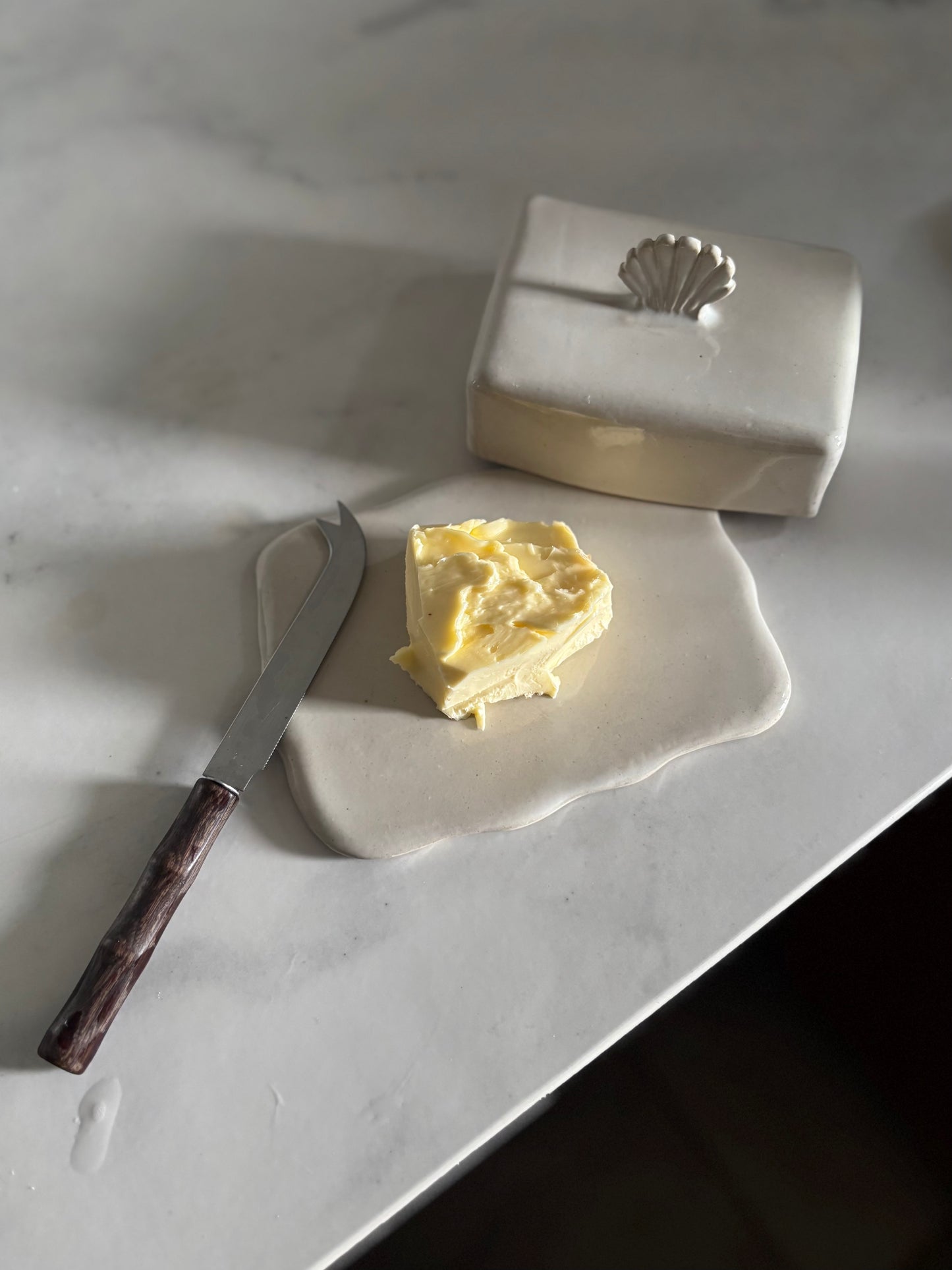Ceramiczna Maselnica z uchwytem Muszlą Pearl White