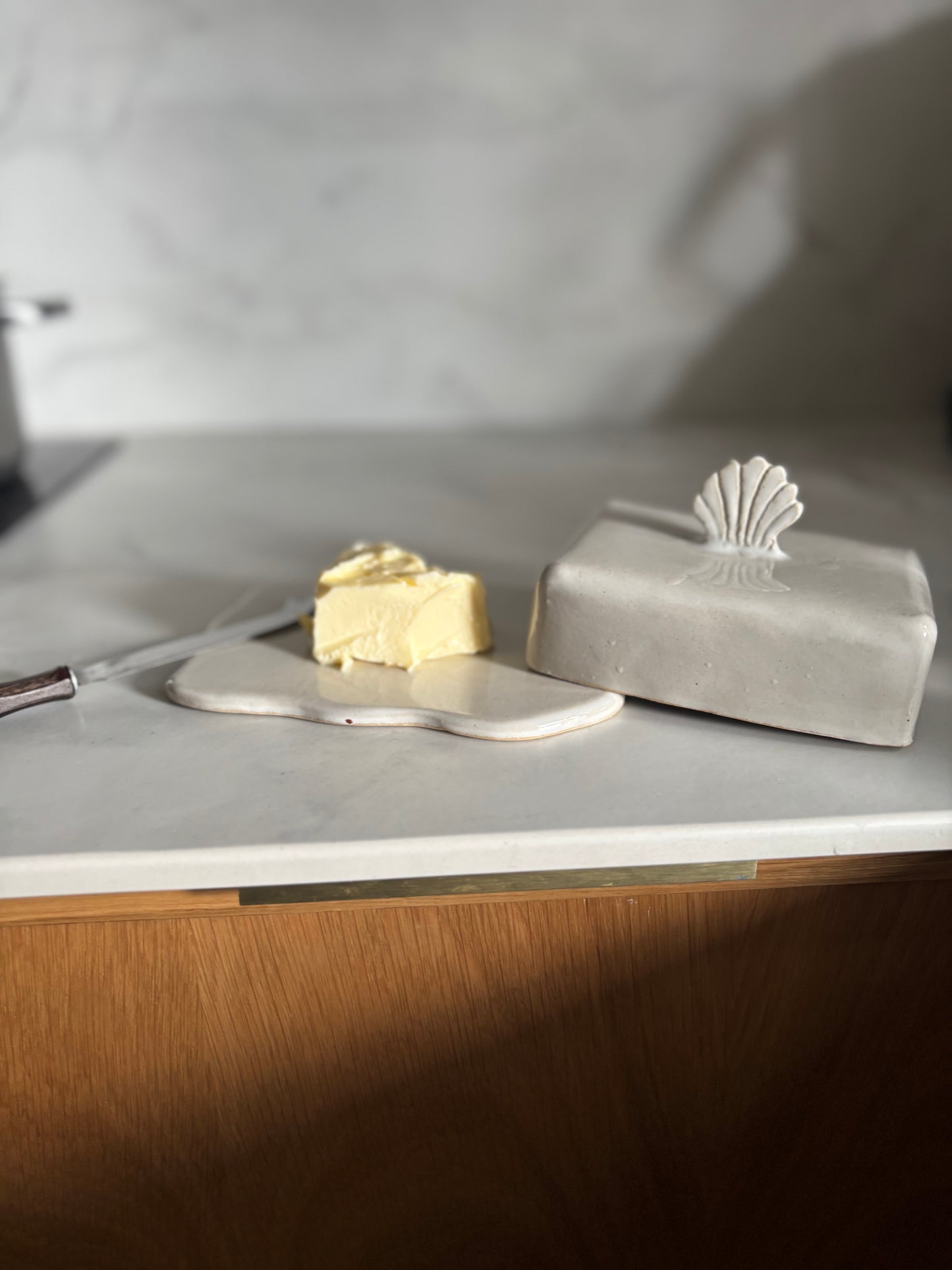 Ceramiczna Maselnica z uchwytem Muszlą Pearl White